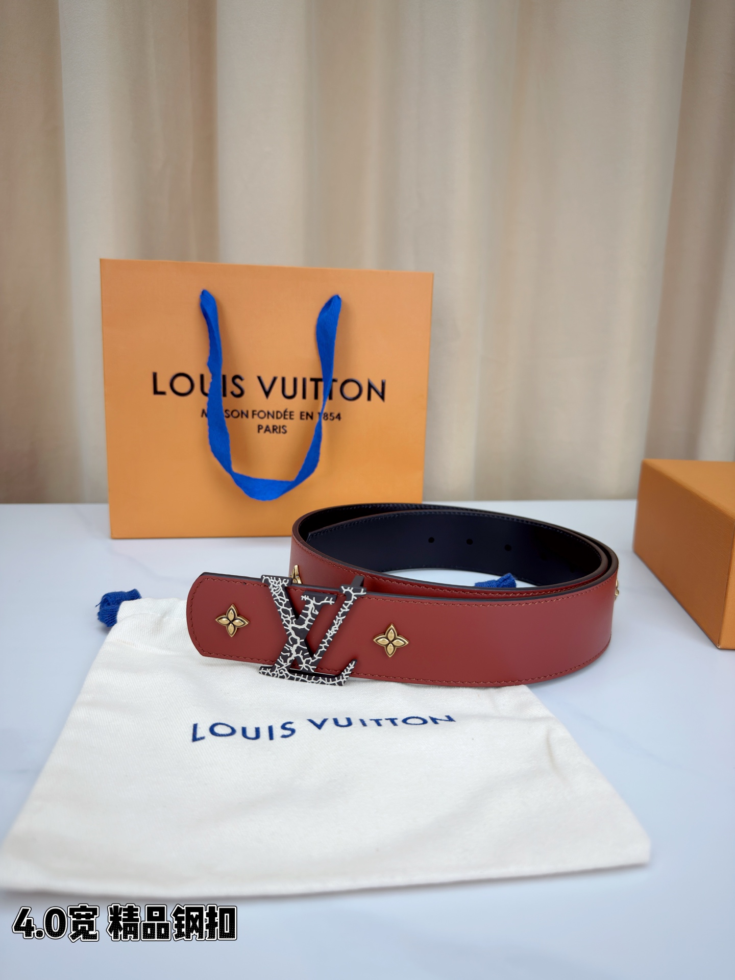 LV Dimension Drift Flower Studs 40 毫米双面腰带，两面皆为皮革，简洁廓