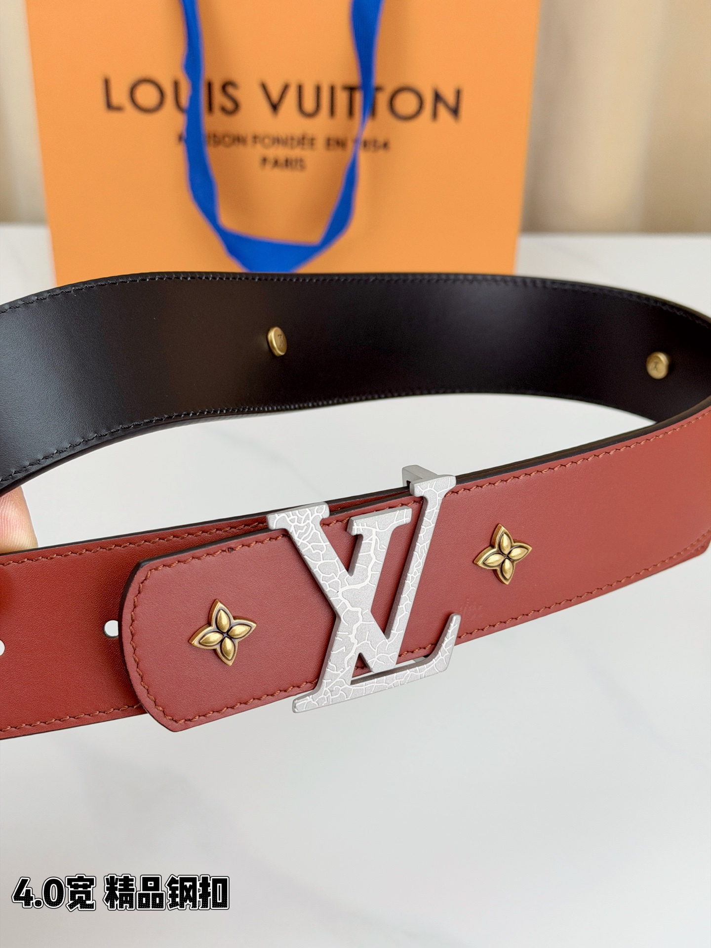 LV Dimension Drift Flower Studs 40 毫米双面腰带，两面皆为皮革，简洁廓