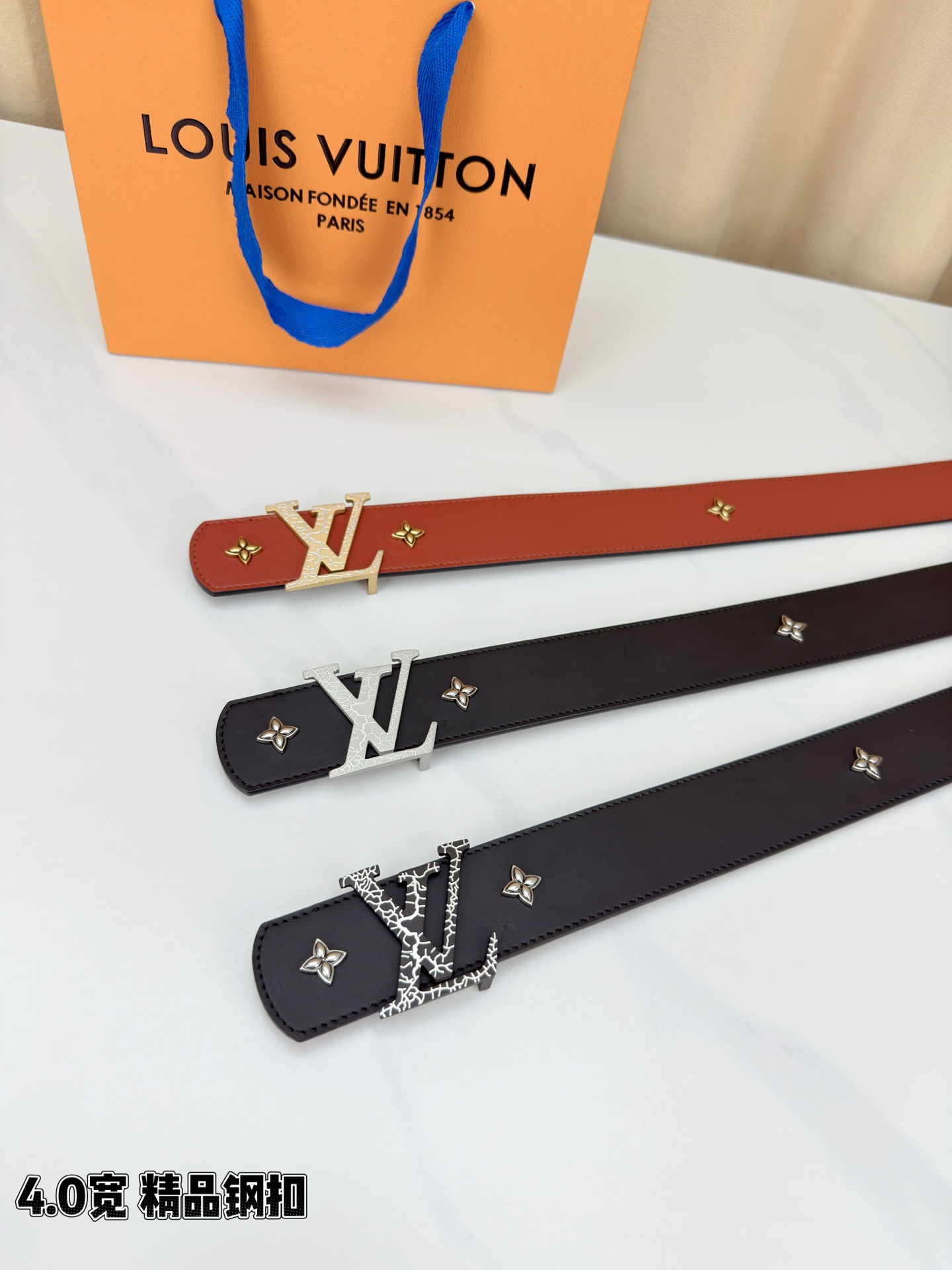 LV Dimension Drift Flower Studs 40 毫米双面腰带，两面皆为皮革，简洁廓