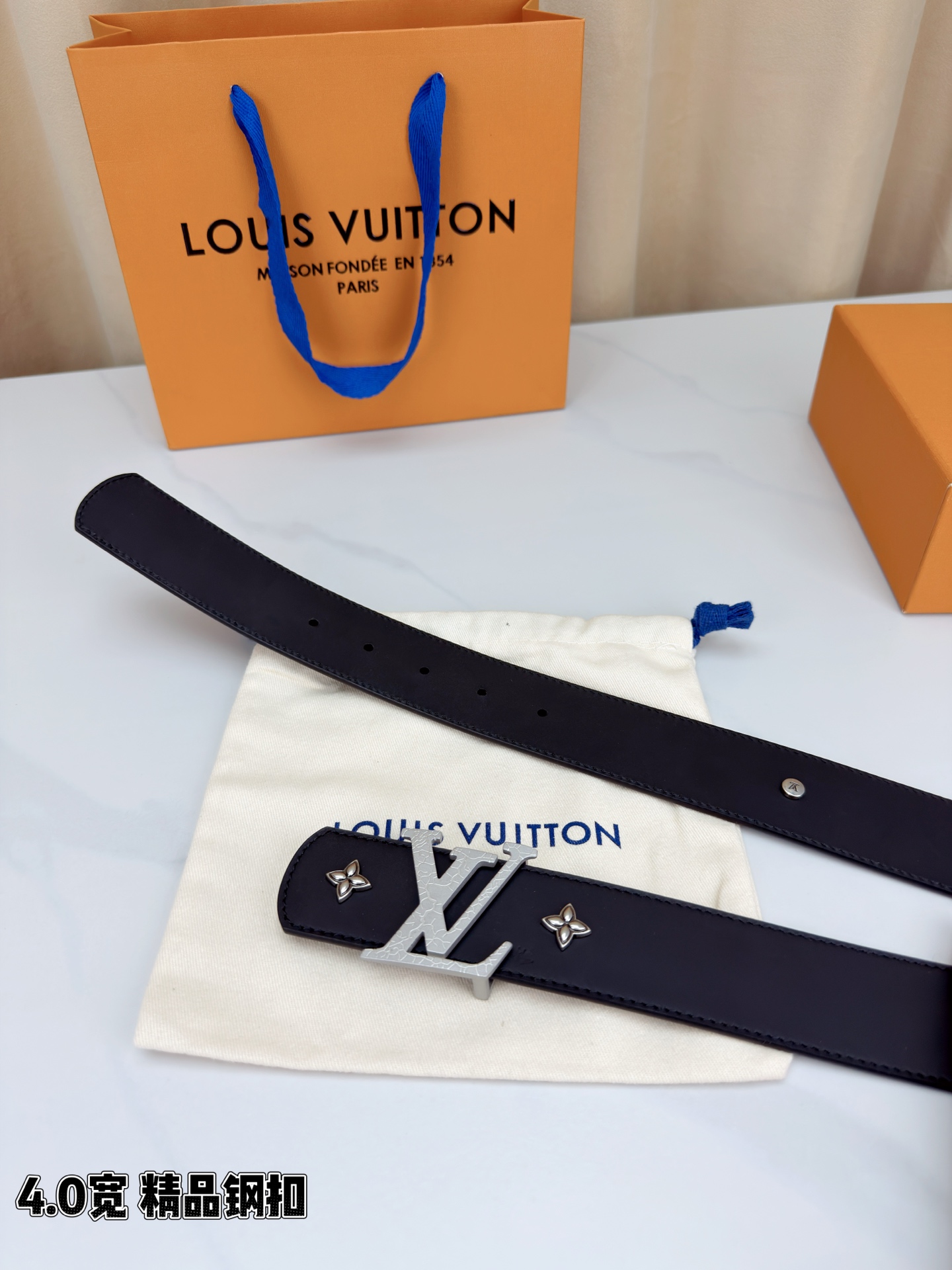 LV Dimension Drift Flower Studs 40 毫米双面腰带，两面皆为皮革，简洁廓