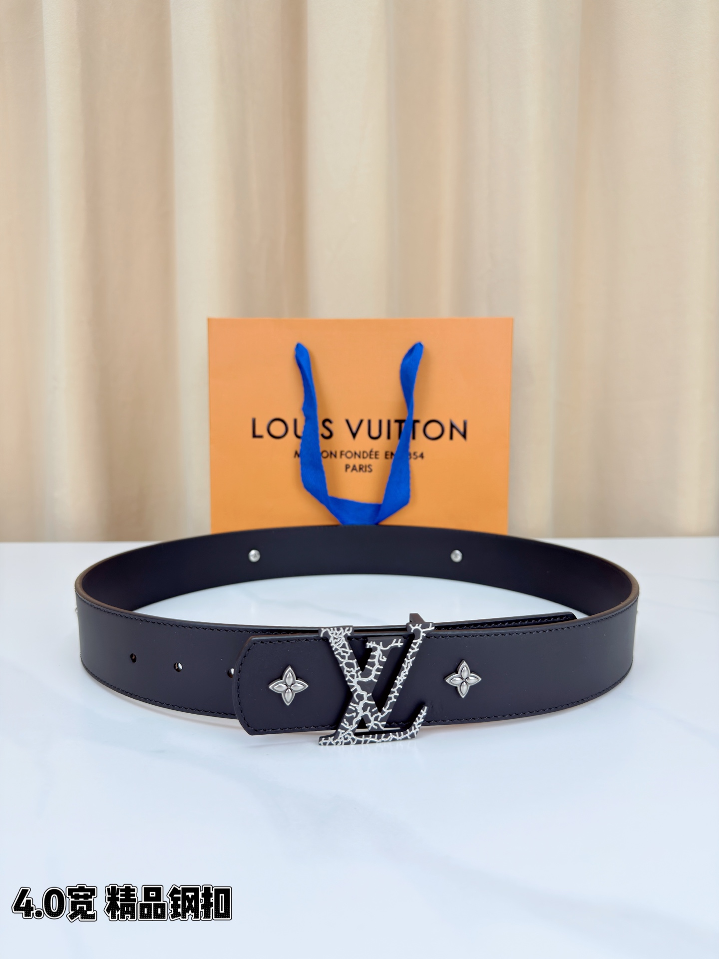 LV Dimension Drift Flower Studs 40 毫米双面腰带，两面皆为皮革，简洁廓