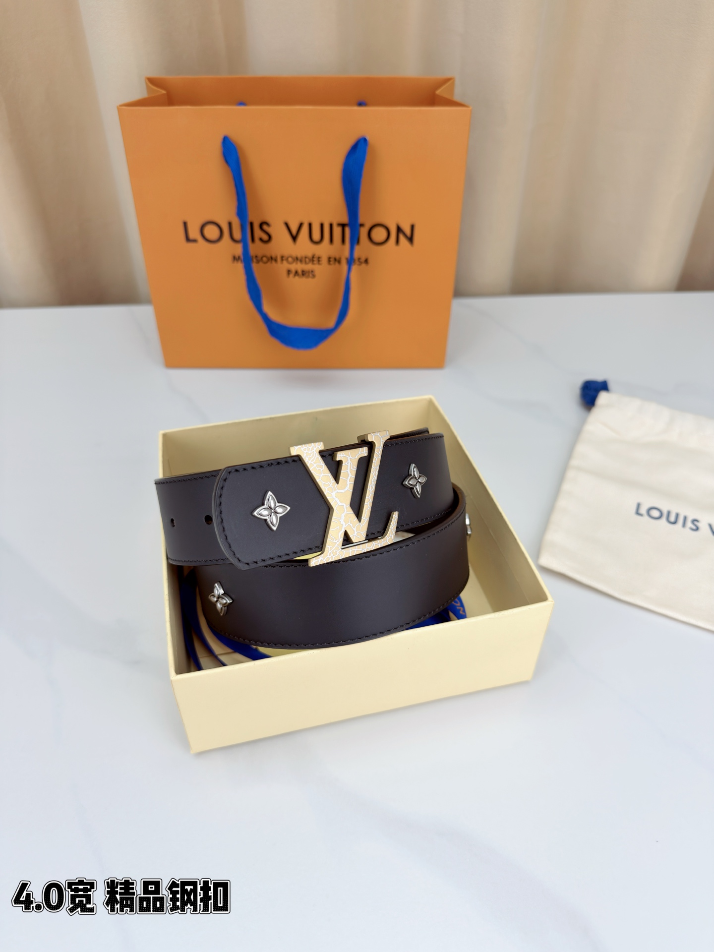LV Dimension Drift Flower Studs 40 毫米双面腰带，两面皆为皮革，简洁廓