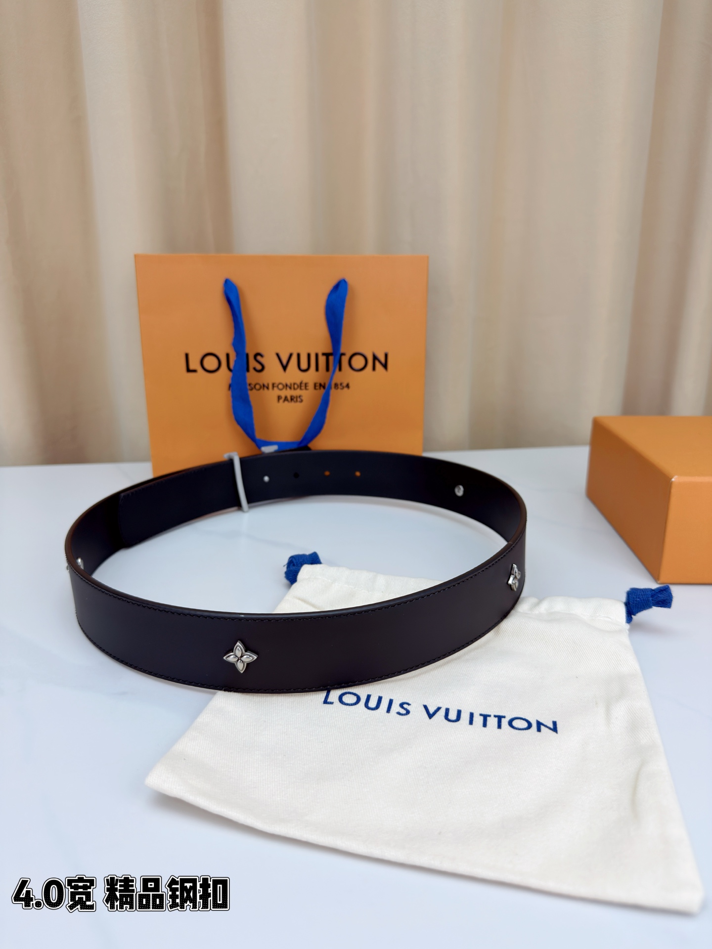 LV Dimension Drift Flower Studs 40 毫米双面腰带，两面皆为皮革，简洁廓