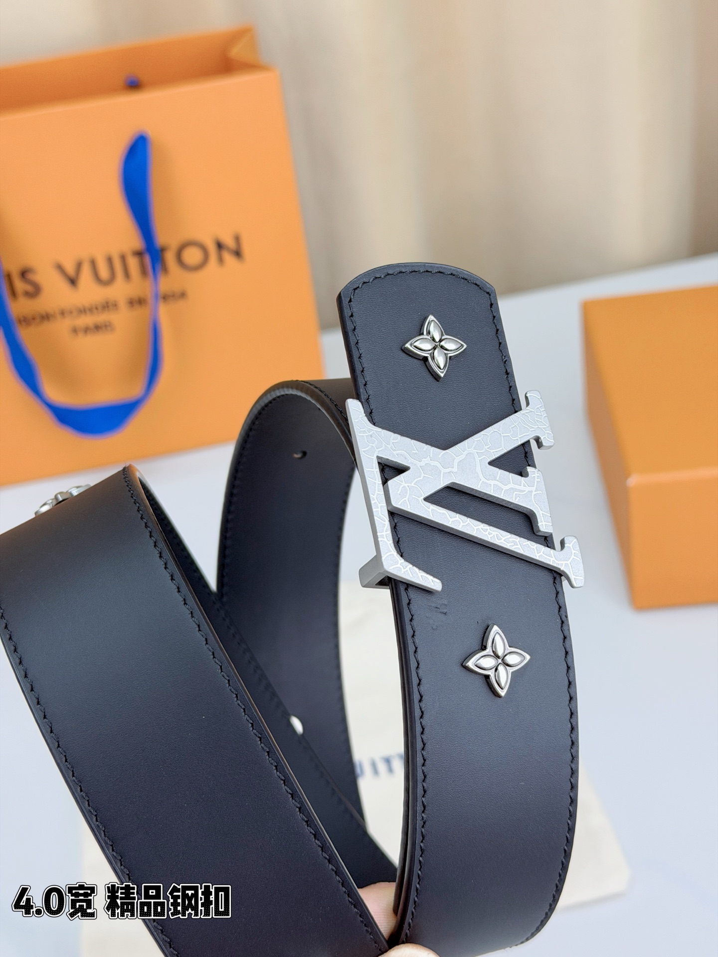 LV Dimension Drift Flower Studs 40 毫米双面腰带，两面皆为皮革，简洁廓