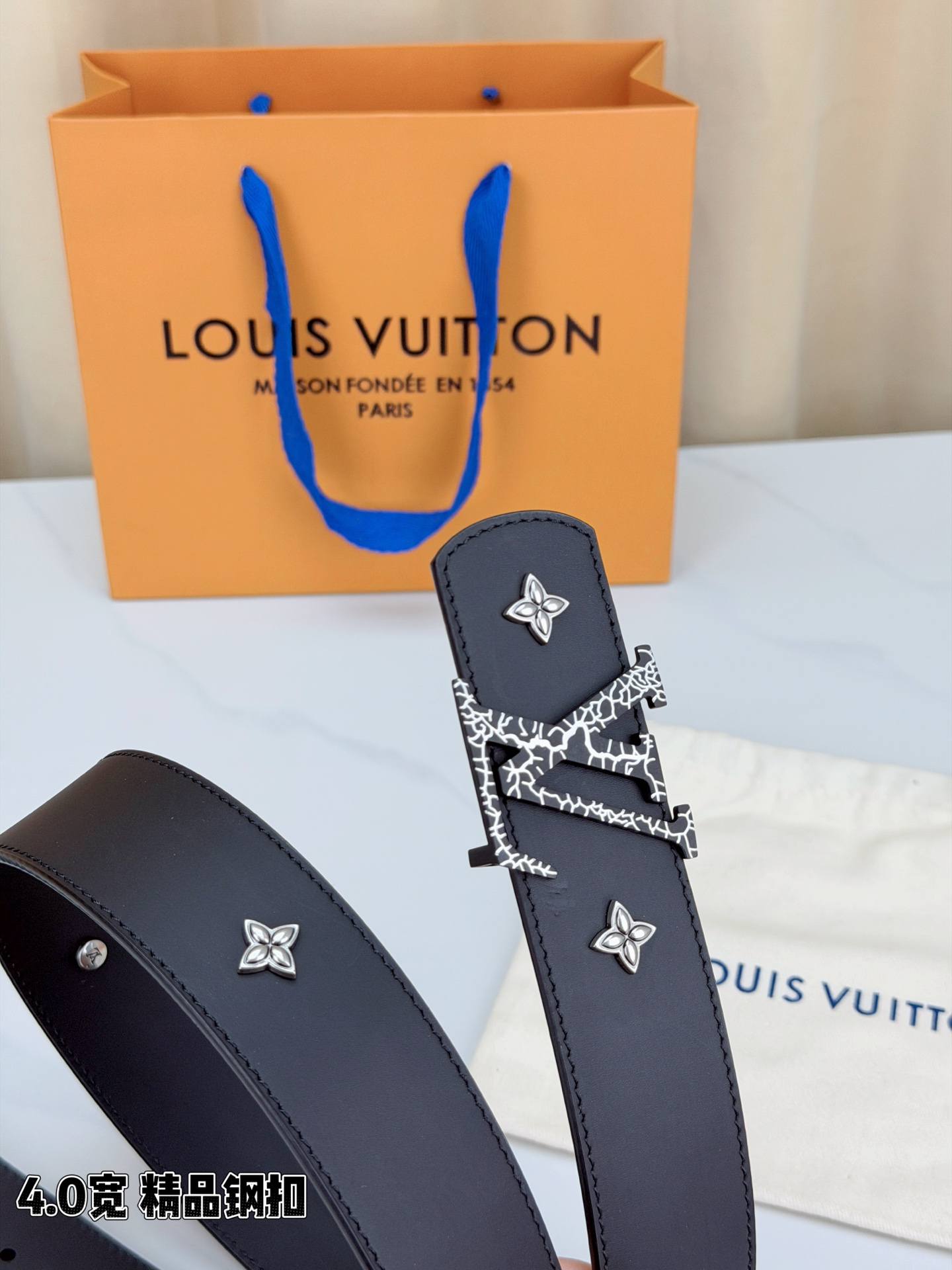 LV Dimension Drift Flower Studs 40 毫米双面腰带，两面皆为皮革，简洁廓