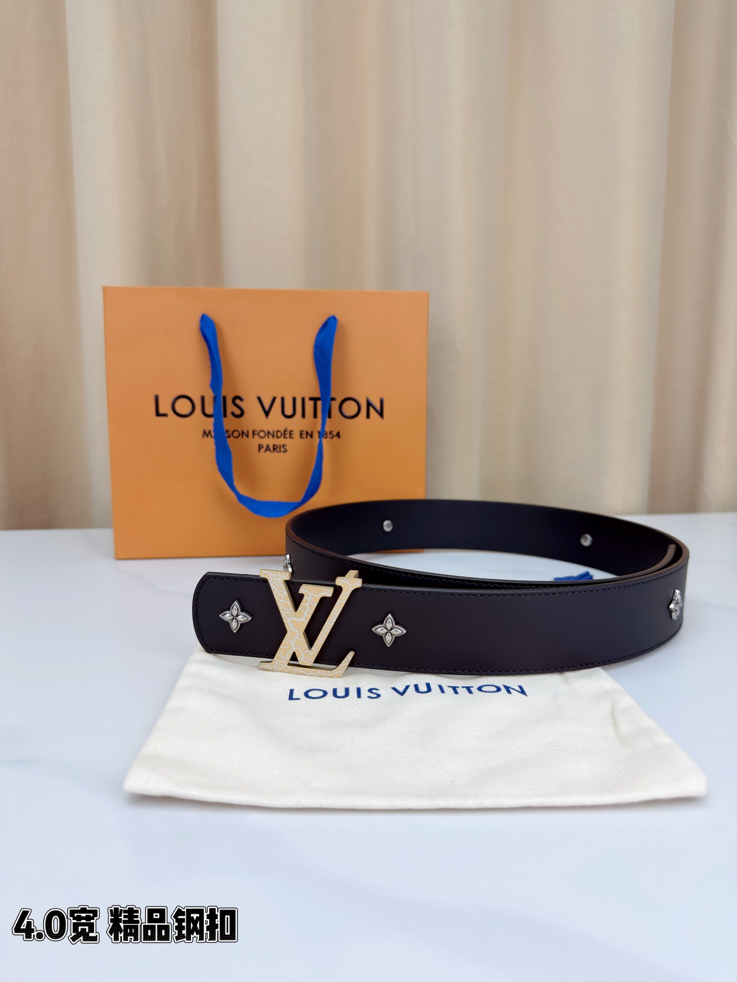 LV Dimension Drift Flower Studs 40 毫米双面腰带，两面皆为皮革，简洁廓