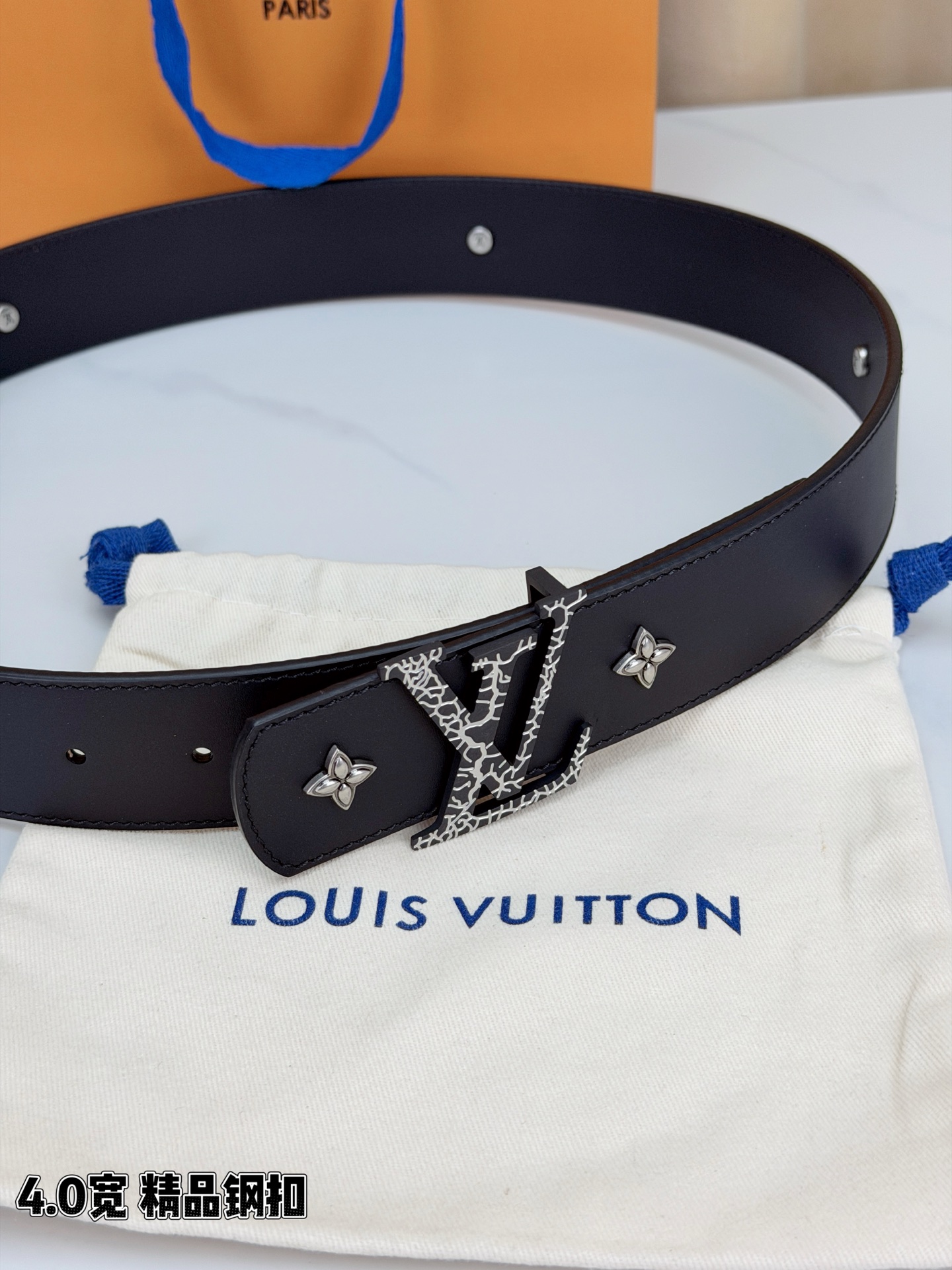 LV Dimension Drift Flower Studs 40 毫米双面腰带，两面皆为皮革，简洁廓