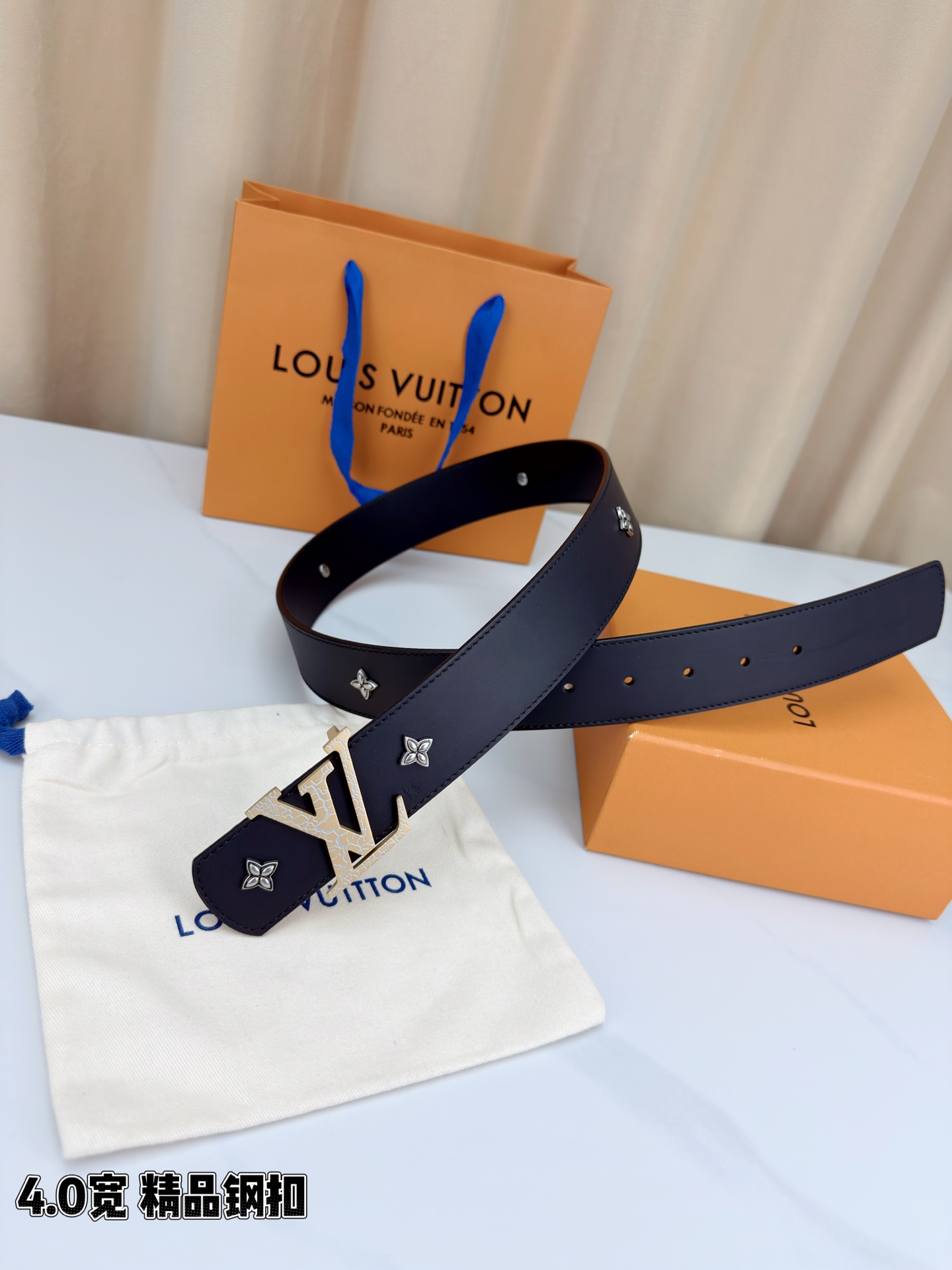 LV Dimension Drift Flower Studs 40 毫米双面腰带，两面皆为皮革，简洁廓