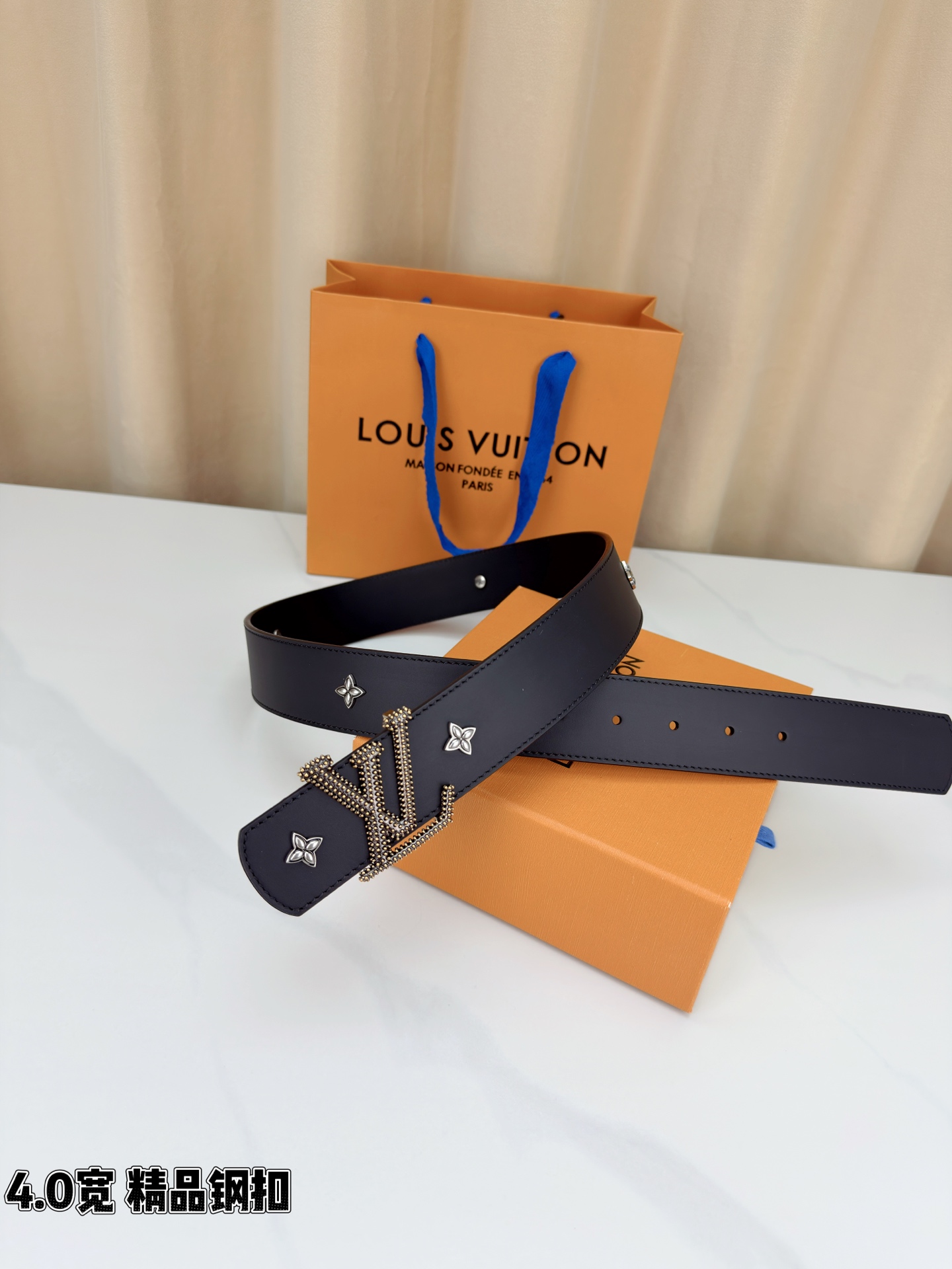 LV Dimension Drift Flower Studs 40 毫米双面腰带，两面皆为皮革，简洁廓