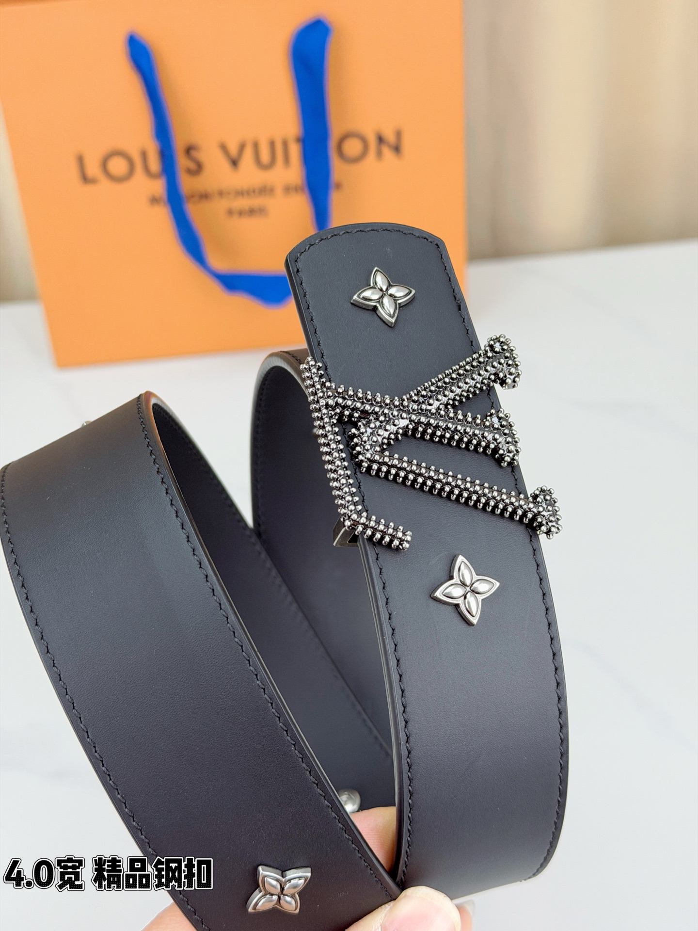 LV Dimension Drift Flower Studs 40 毫米双面腰带，两面皆为皮革，简洁廓
