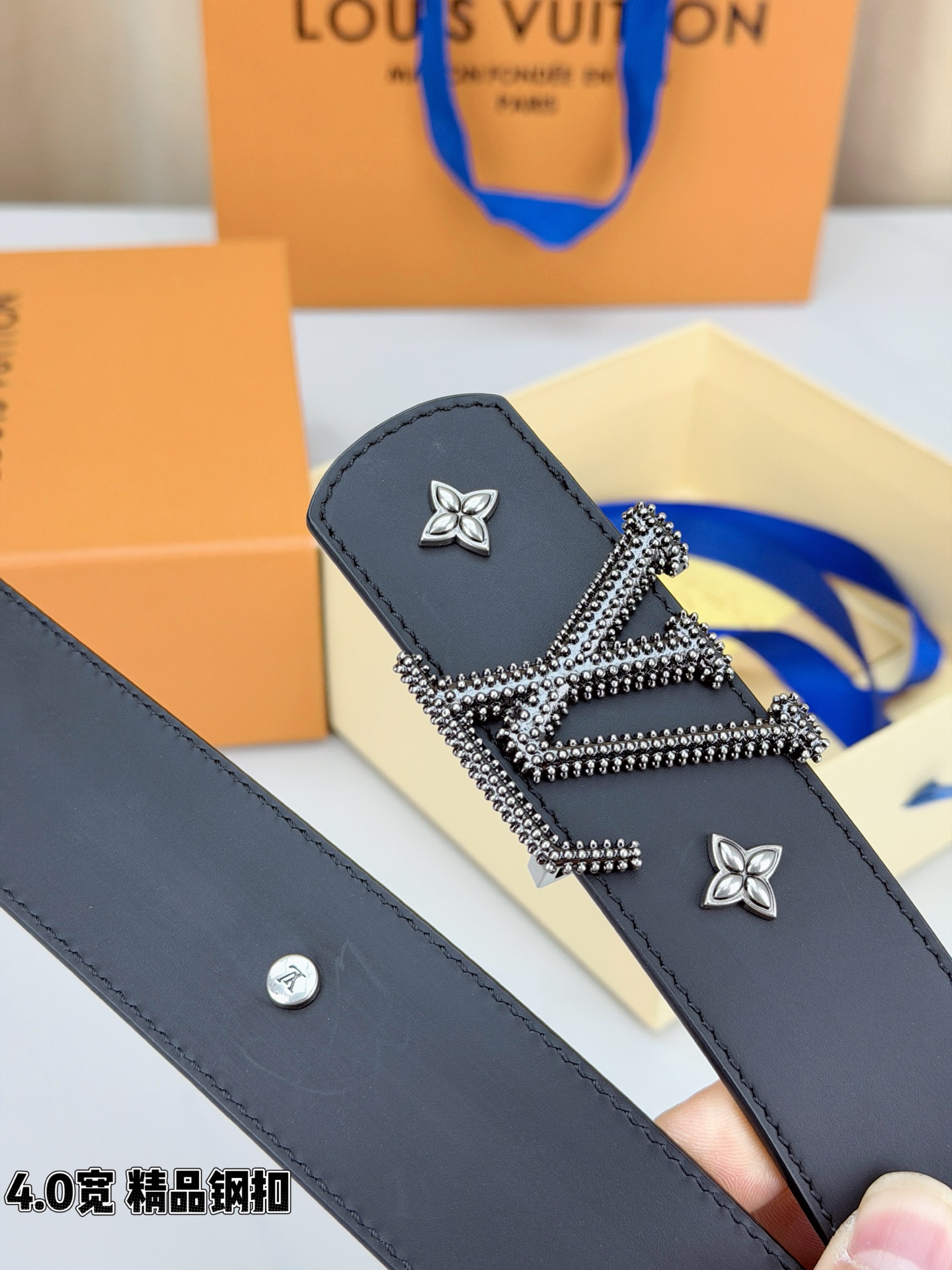 LV Dimension Drift Flower Studs 40 毫米双面腰带，两面皆为皮革，简洁廓