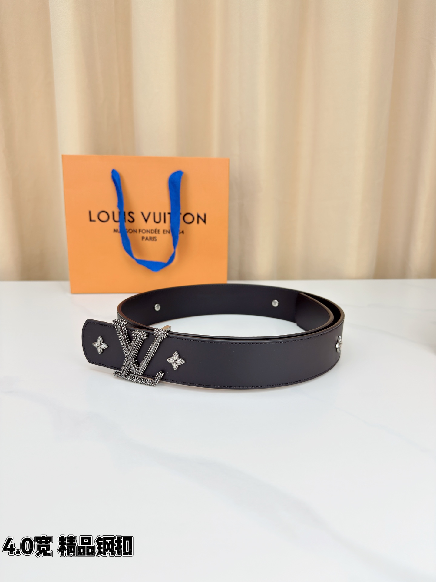 LV Dimension Drift Flower Studs 40 毫米双面腰带，两面皆为皮革，简洁廓