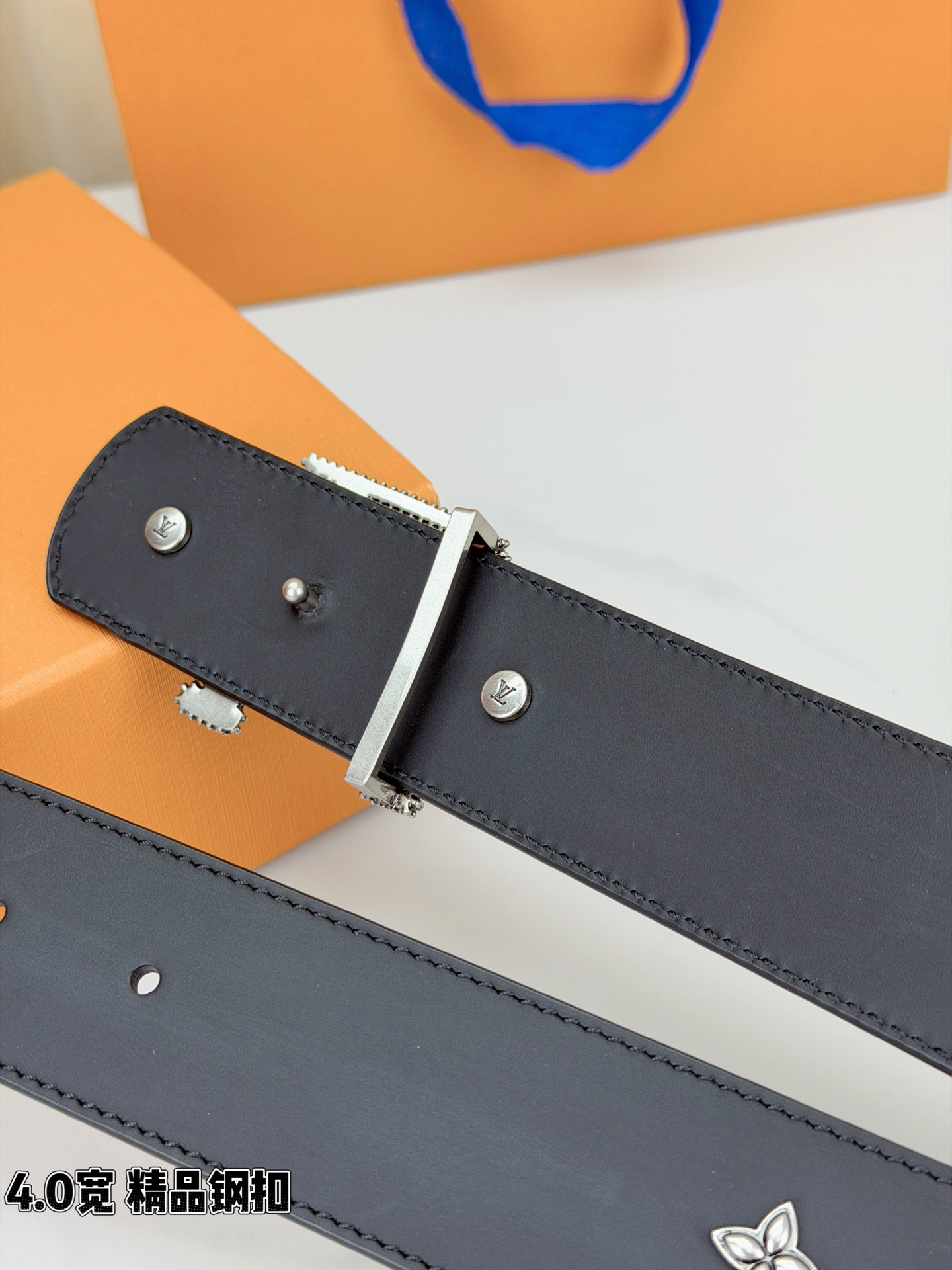 LV Dimension Drift Flower Studs 40 毫米双面腰带，两面皆为皮革，简洁廓