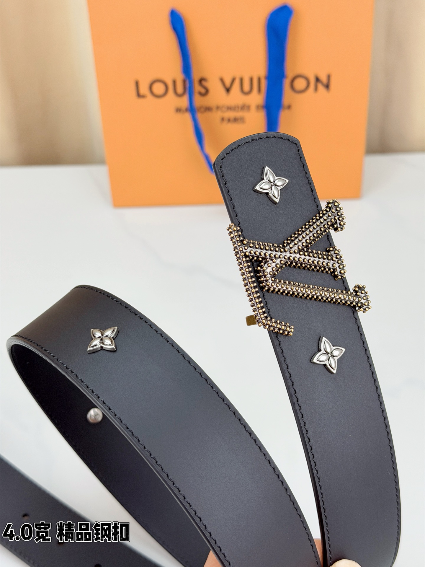 LV Dimension Drift Flower Studs 40 毫米双面腰带，两面皆为皮革，简洁廓