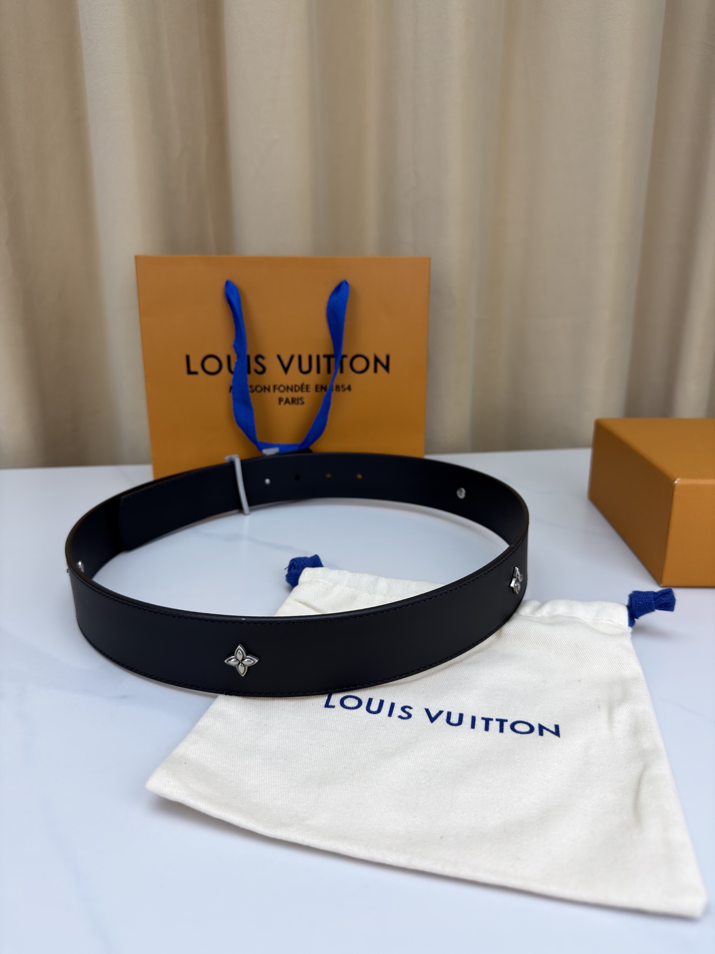 LV Dimension Drift Flower Studs 40 毫米双面腰带，两面皆为皮革，简洁廓