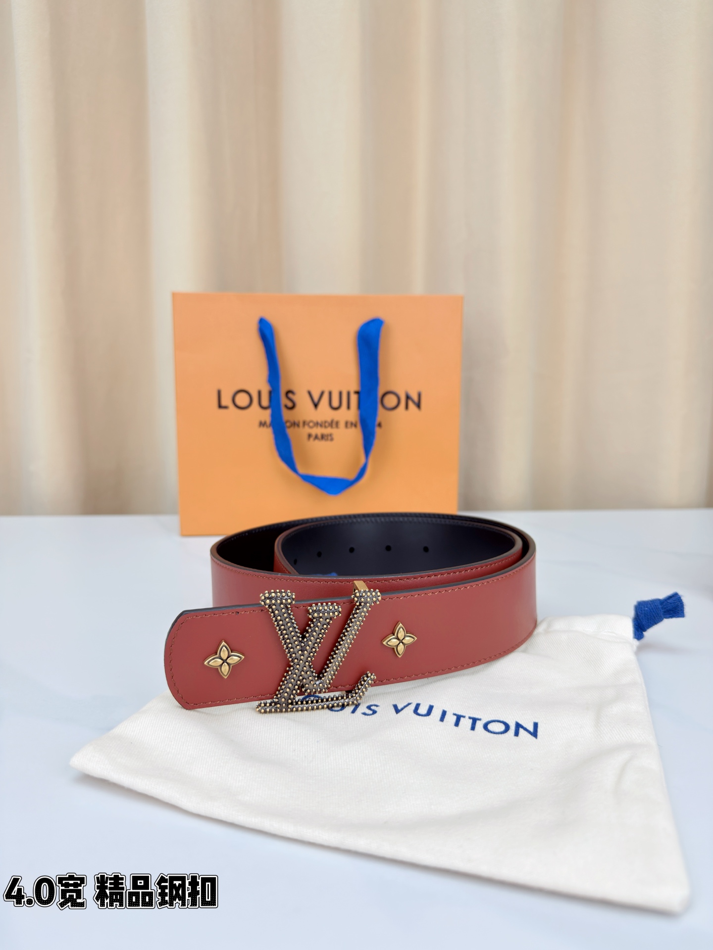 LV Dimension Drift Flower Studs 40 毫米双面腰带，两面皆为皮革，简洁廓