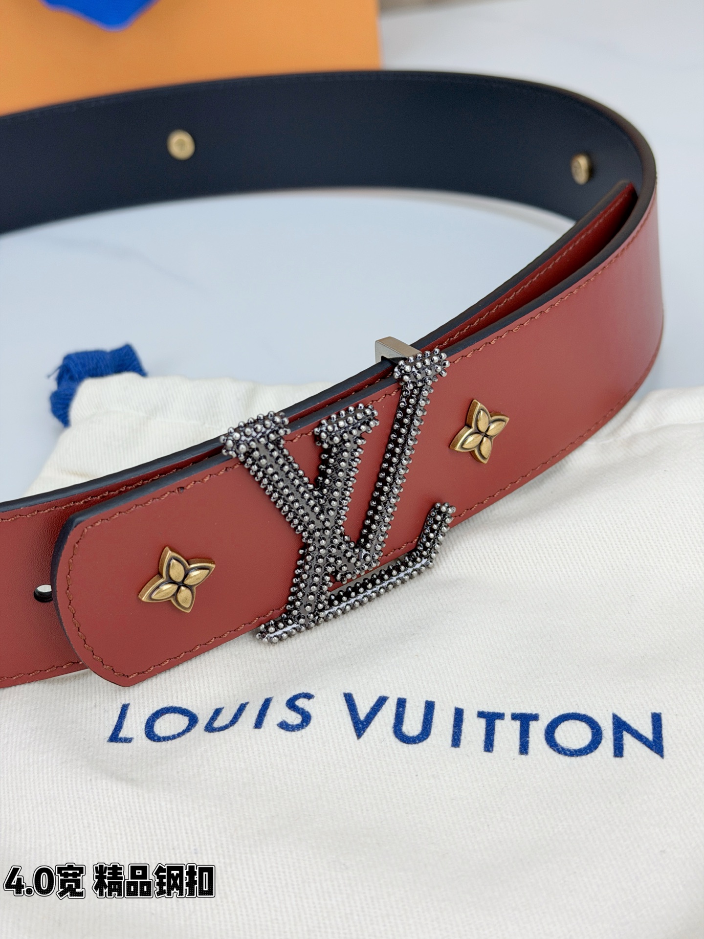 LV Dimension Drift Flower Studs 40 毫米双面腰带，两面皆为皮革，简洁廓