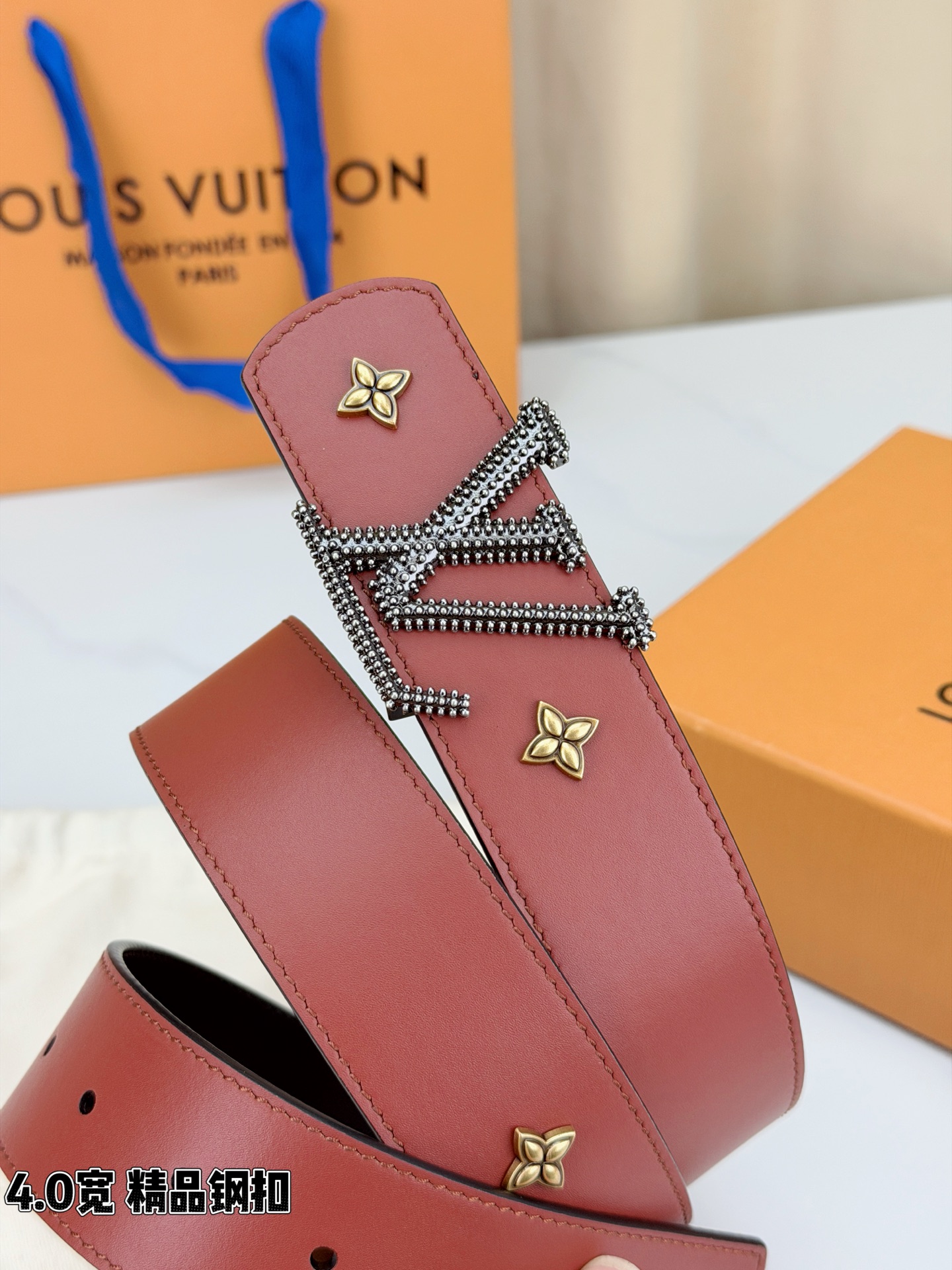 LV Dimension Drift Flower Studs 40 毫米双面腰带，两面皆为皮革，简洁廓