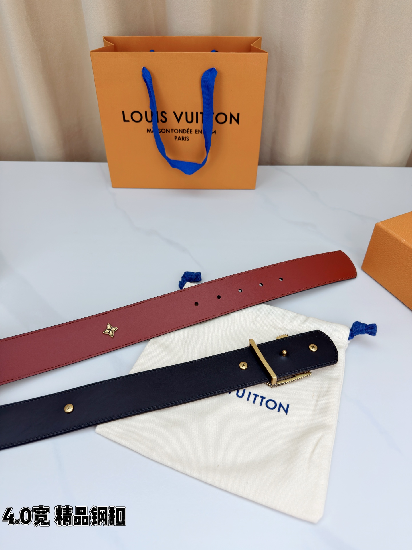 LV Dimension Drift Flower Studs 40 毫米双面腰带，两面皆为皮革，简洁廓