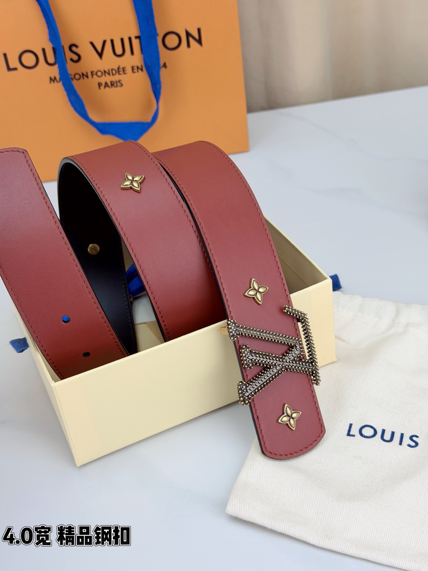 LV Dimension Drift Flower Studs 40 毫米双面腰带，两面皆为皮革，简洁廓