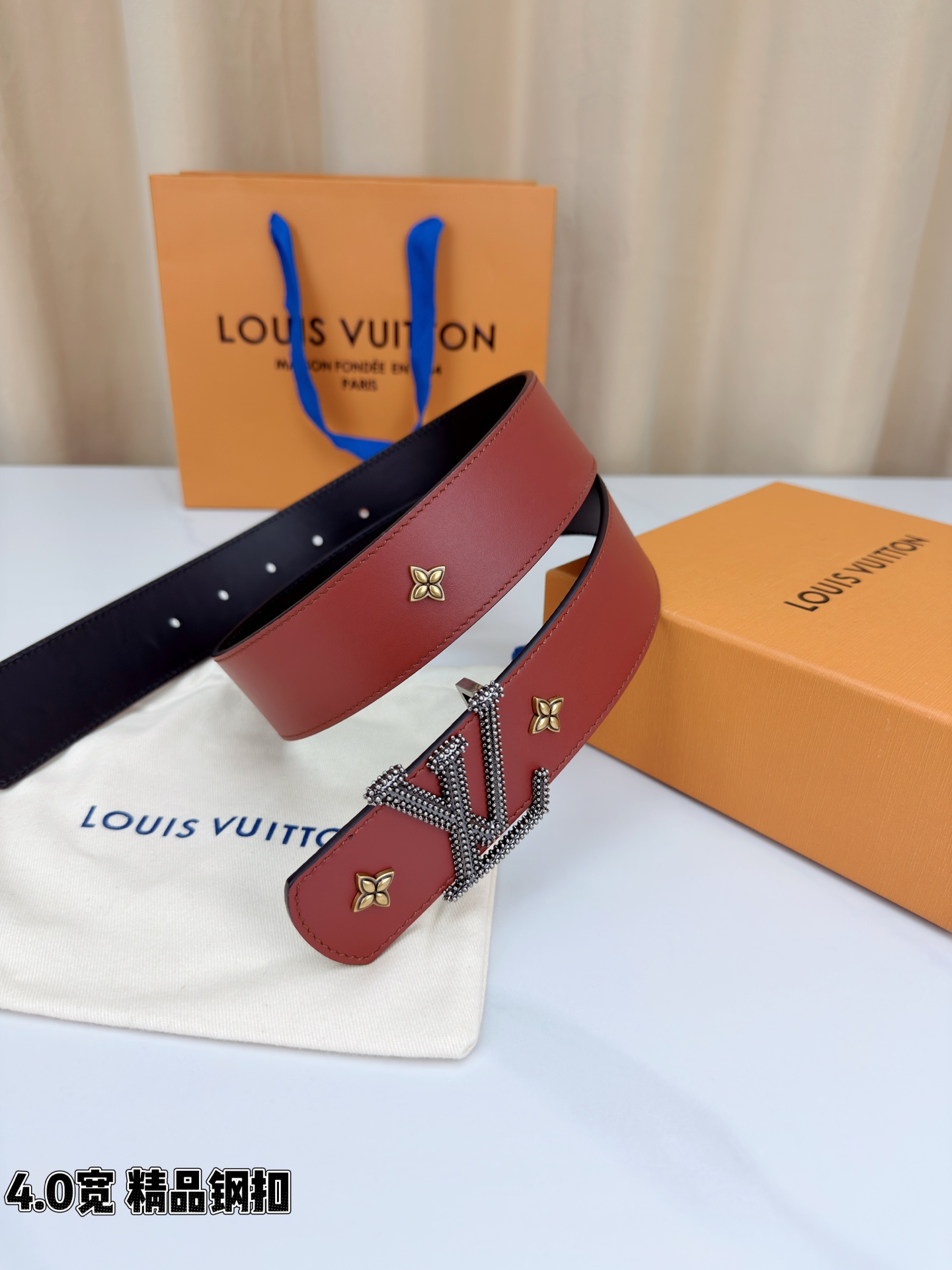 LV Dimension Drift Flower Studs 40 毫米双面腰带，两面皆为皮革，简洁廓