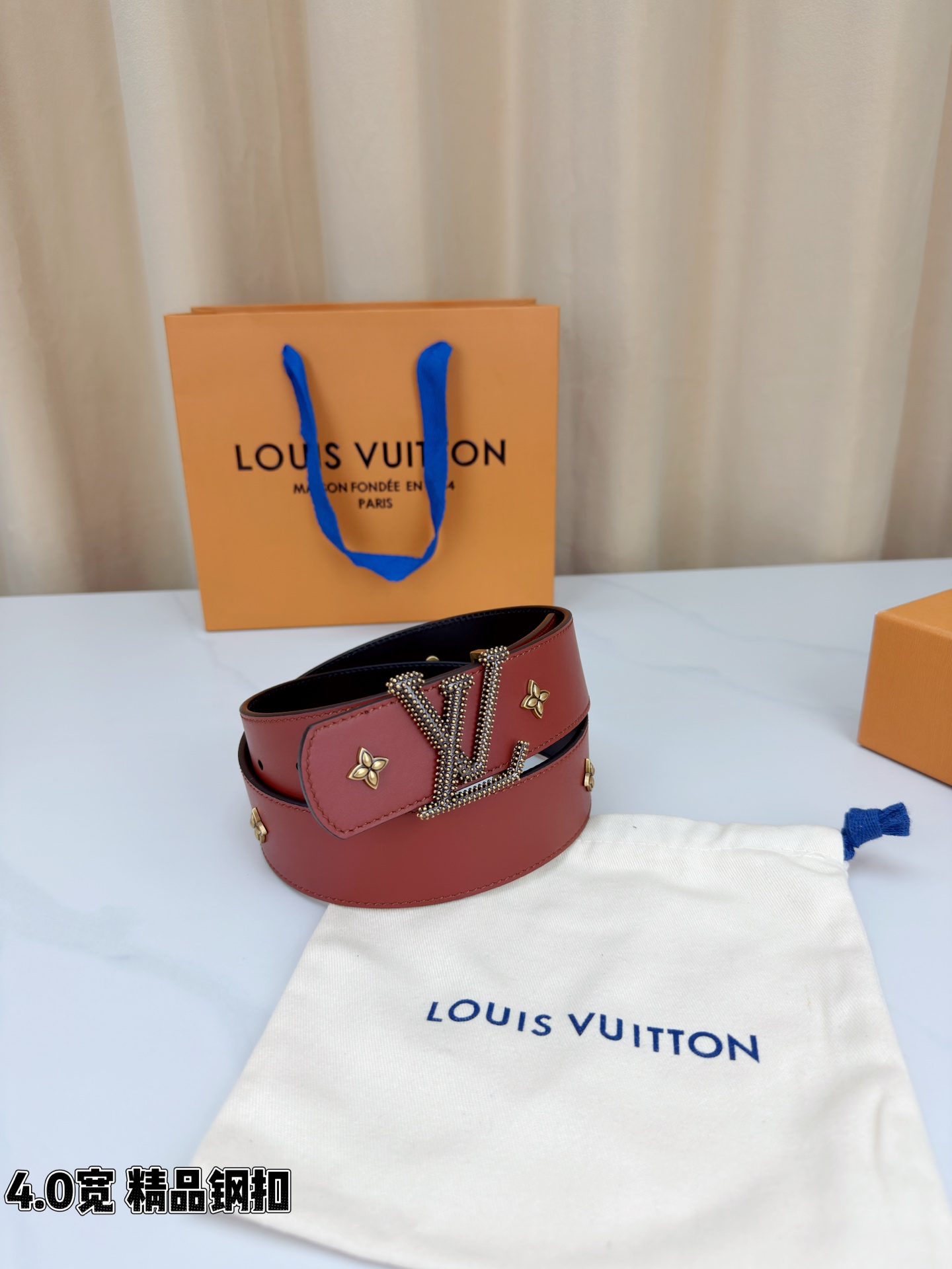 LV Dimension Drift Flower Studs 40 毫米双面腰带，两面皆为皮革，简洁廓