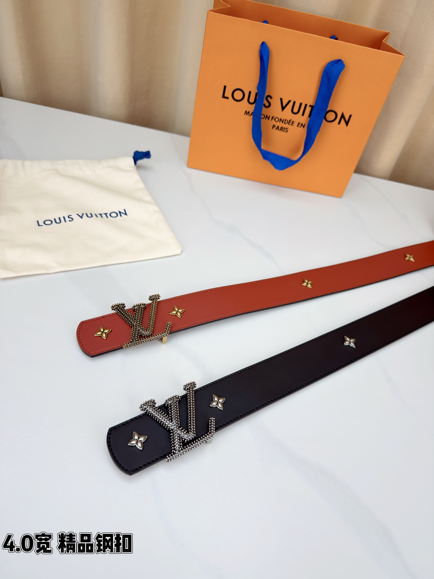 LV Dimension Drift Flower Studs 40 毫米双面腰带，两面皆为皮革，简洁廓