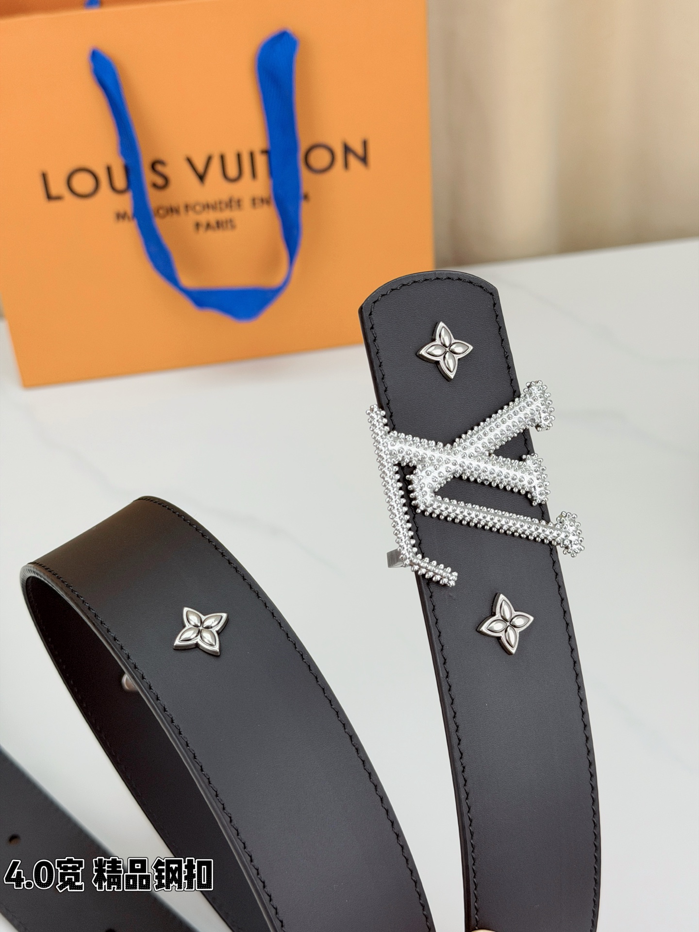 LV Dimension Drift Flower Studs 40 毫米双面腰带，两面皆为皮革，简洁廓