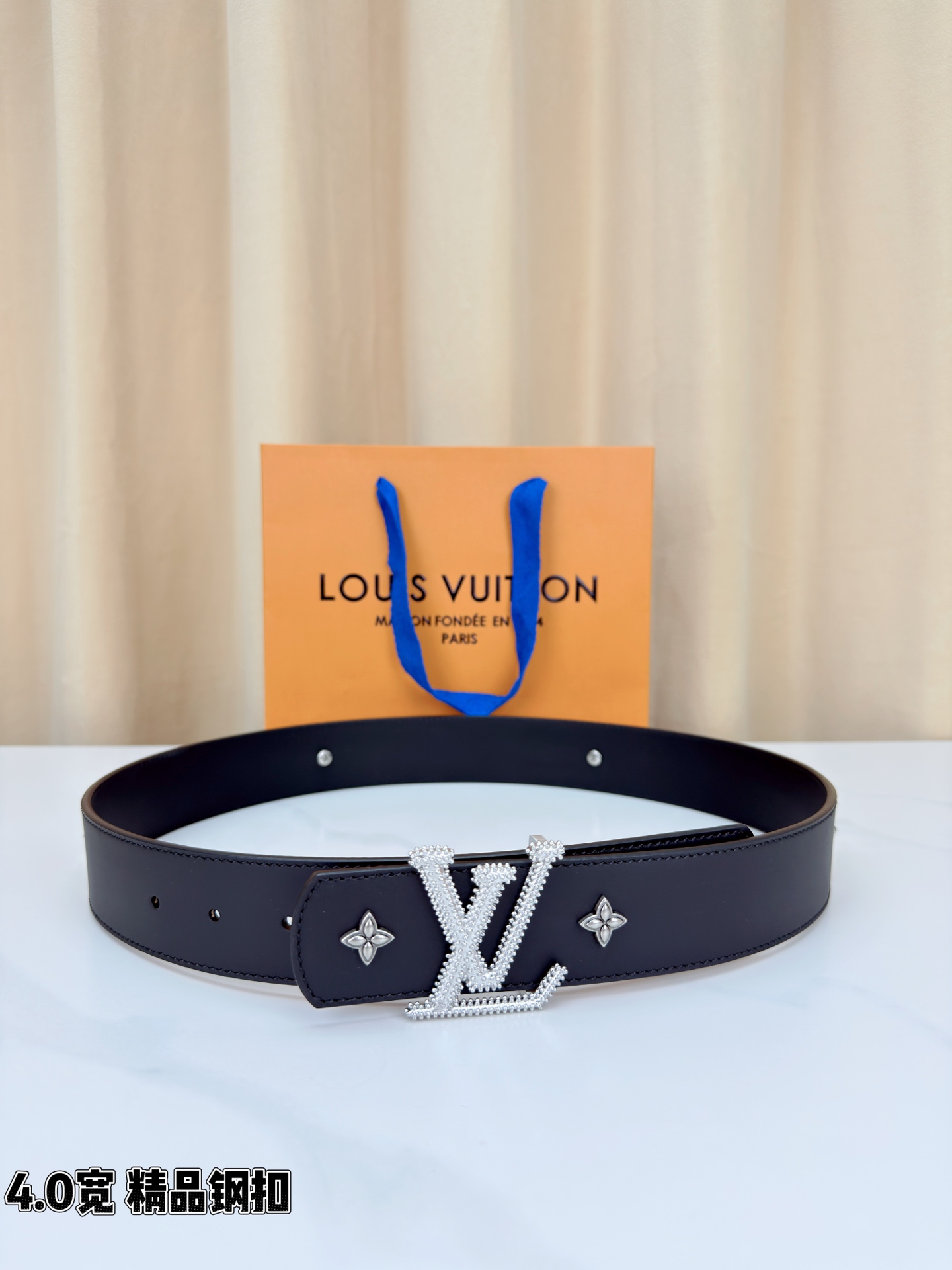 LV Dimension Drift Flower Studs 40 毫米双面腰带，两面皆为皮革，简洁廓