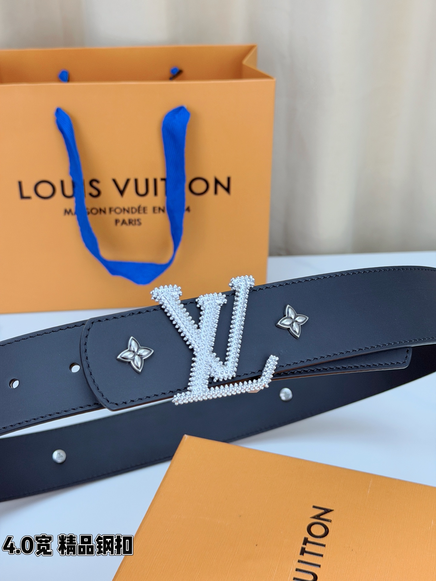 LV Dimension Drift Flower Studs 40 毫米双面腰带，两面皆为皮革，简洁廓