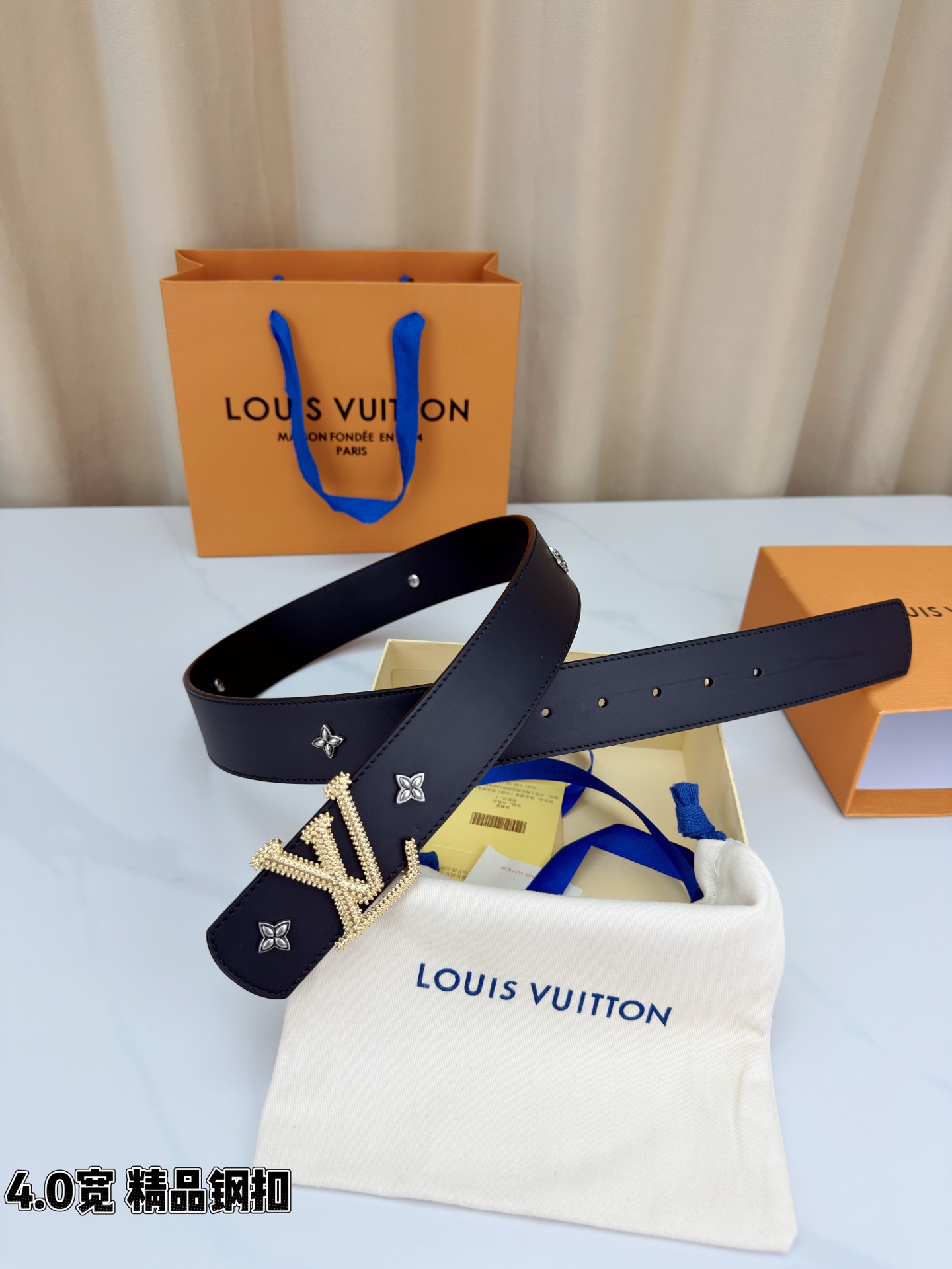 LV Dimension Drift Flower Studs 40 毫米双面腰带，两面皆为皮革，简洁廓