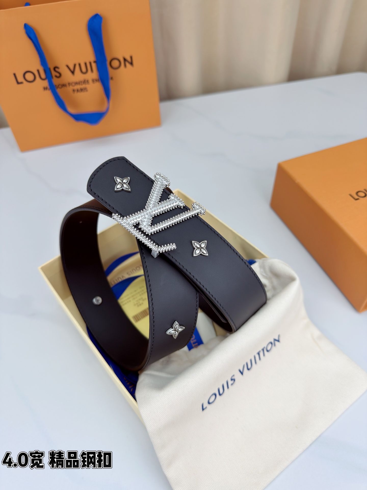 LV Dimension Drift Flower Studs 40 毫米双面腰带，两面皆为皮革，简洁廓