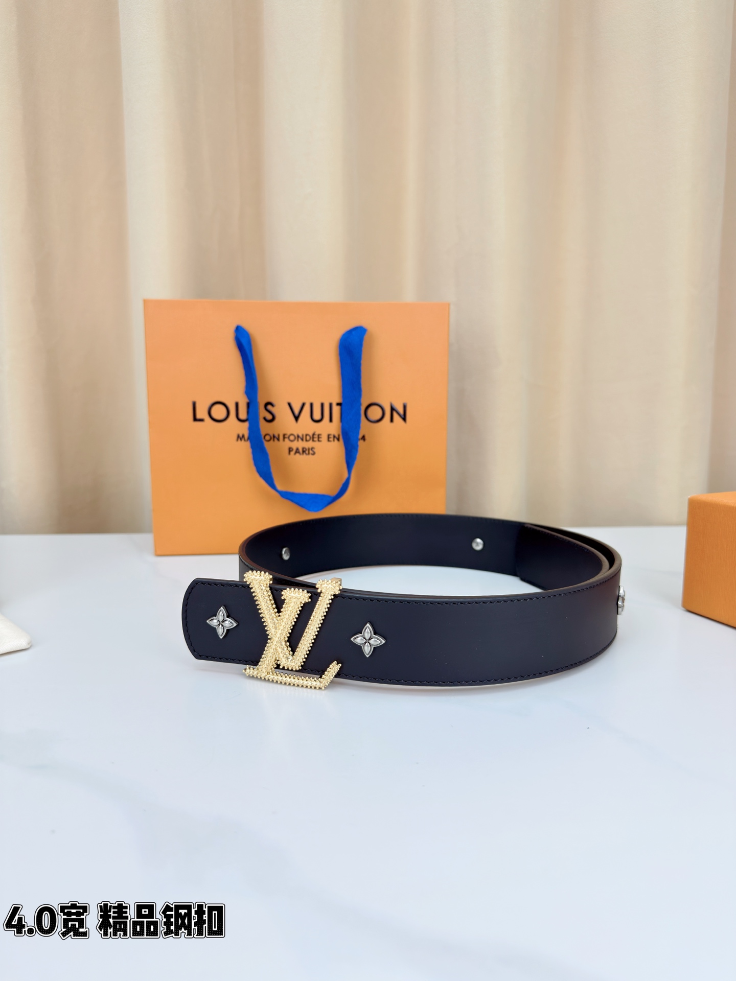 LV Dimension Drift Flower Studs 40 毫米双面腰带，两面皆为皮革，简洁廓