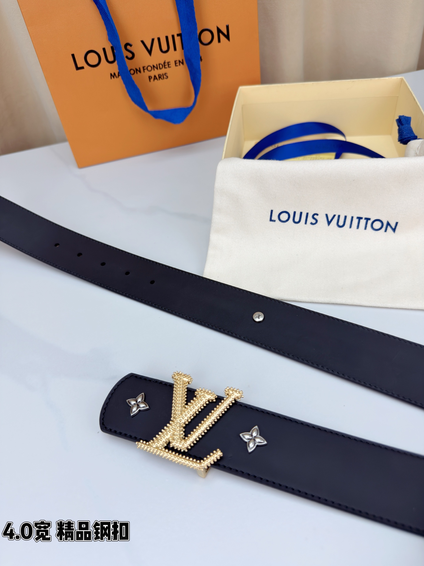 LV Dimension Drift Flower Studs 40 毫米双面腰带，两面皆为皮革，简洁廓