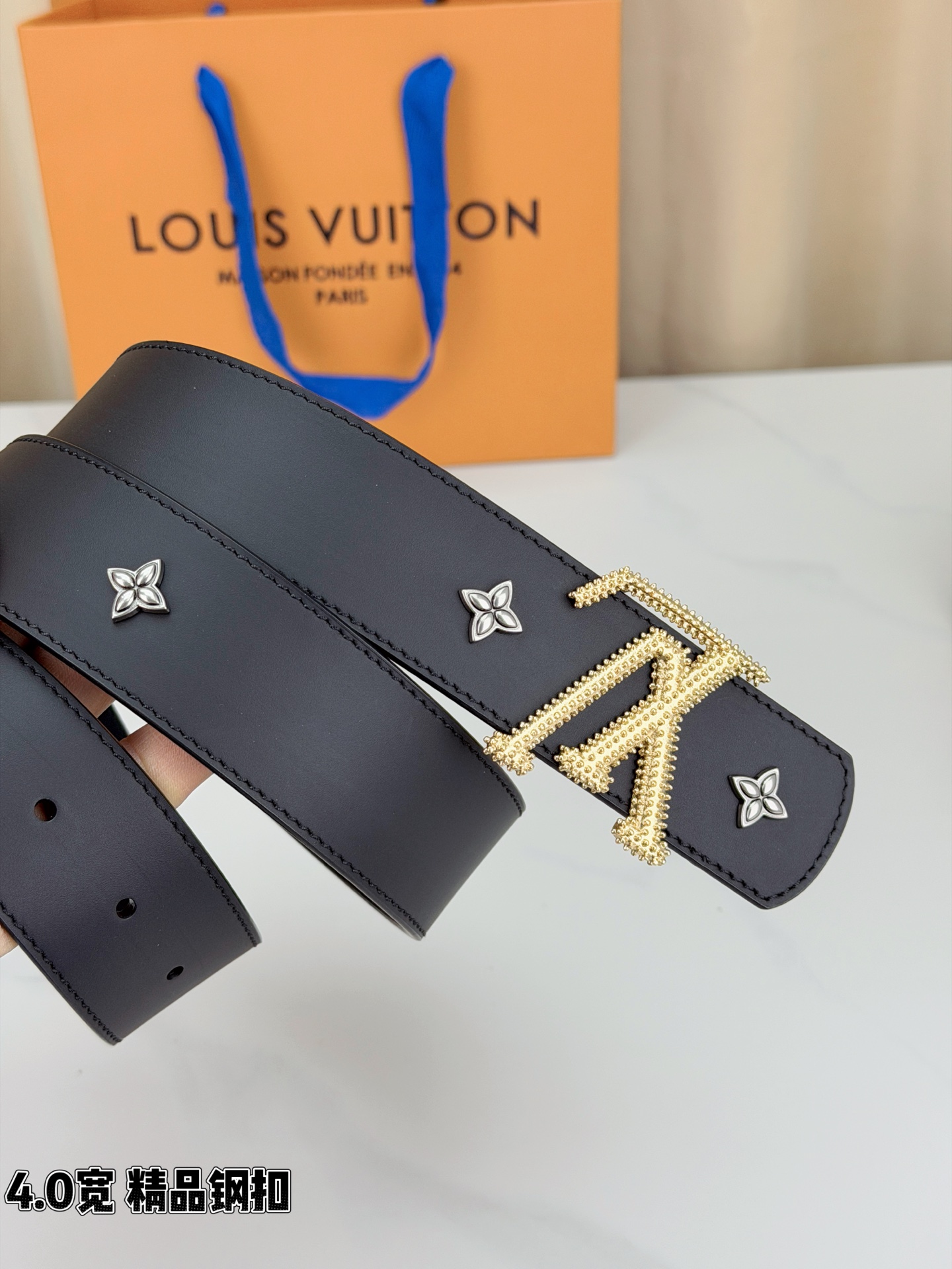 LV Dimension Drift Flower Studs 40 毫米双面腰带，两面皆为皮革，简洁廓