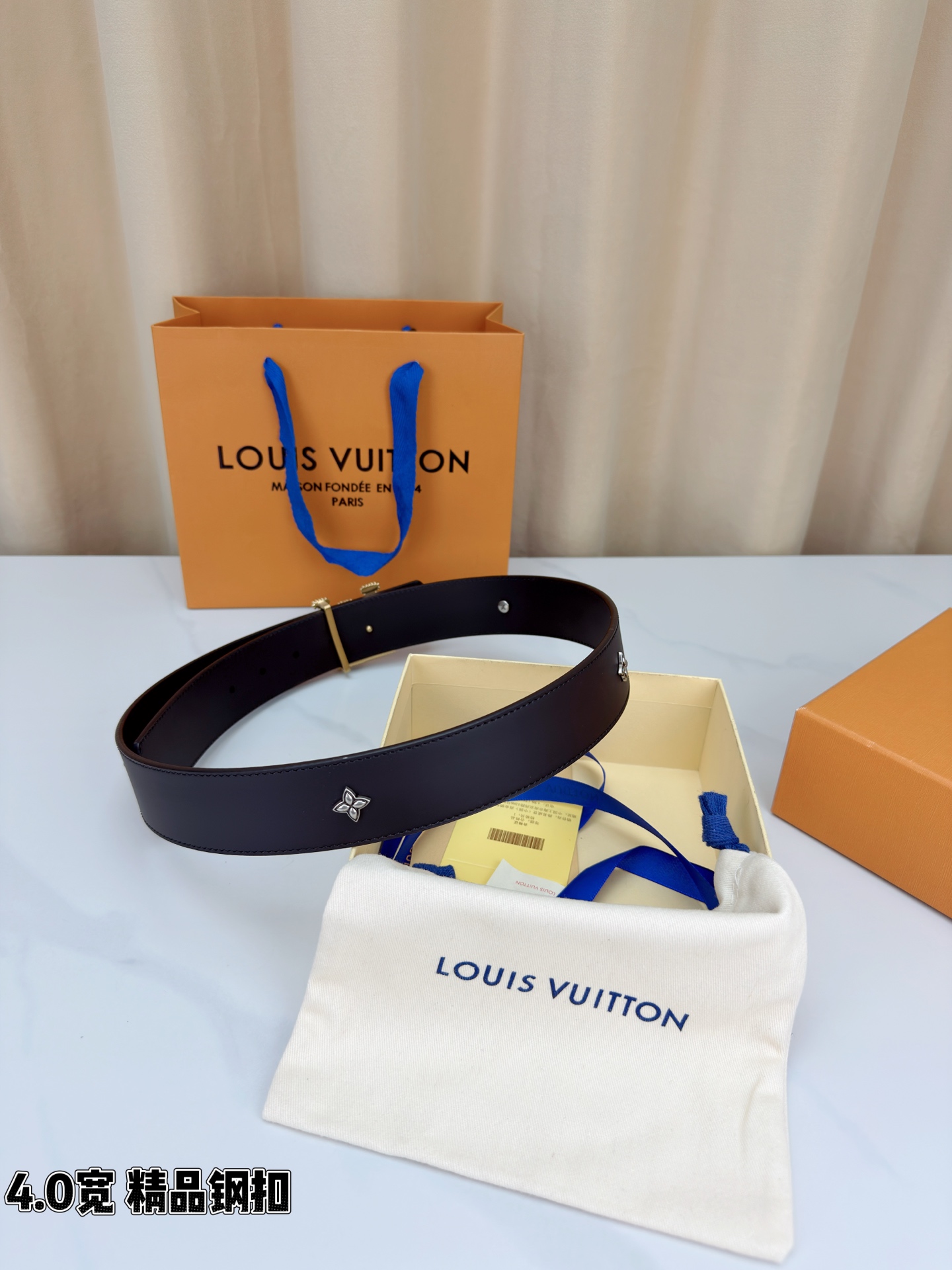 LV Dimension Drift Flower Studs 40 毫米双面腰带，两面皆为皮革，简洁廓