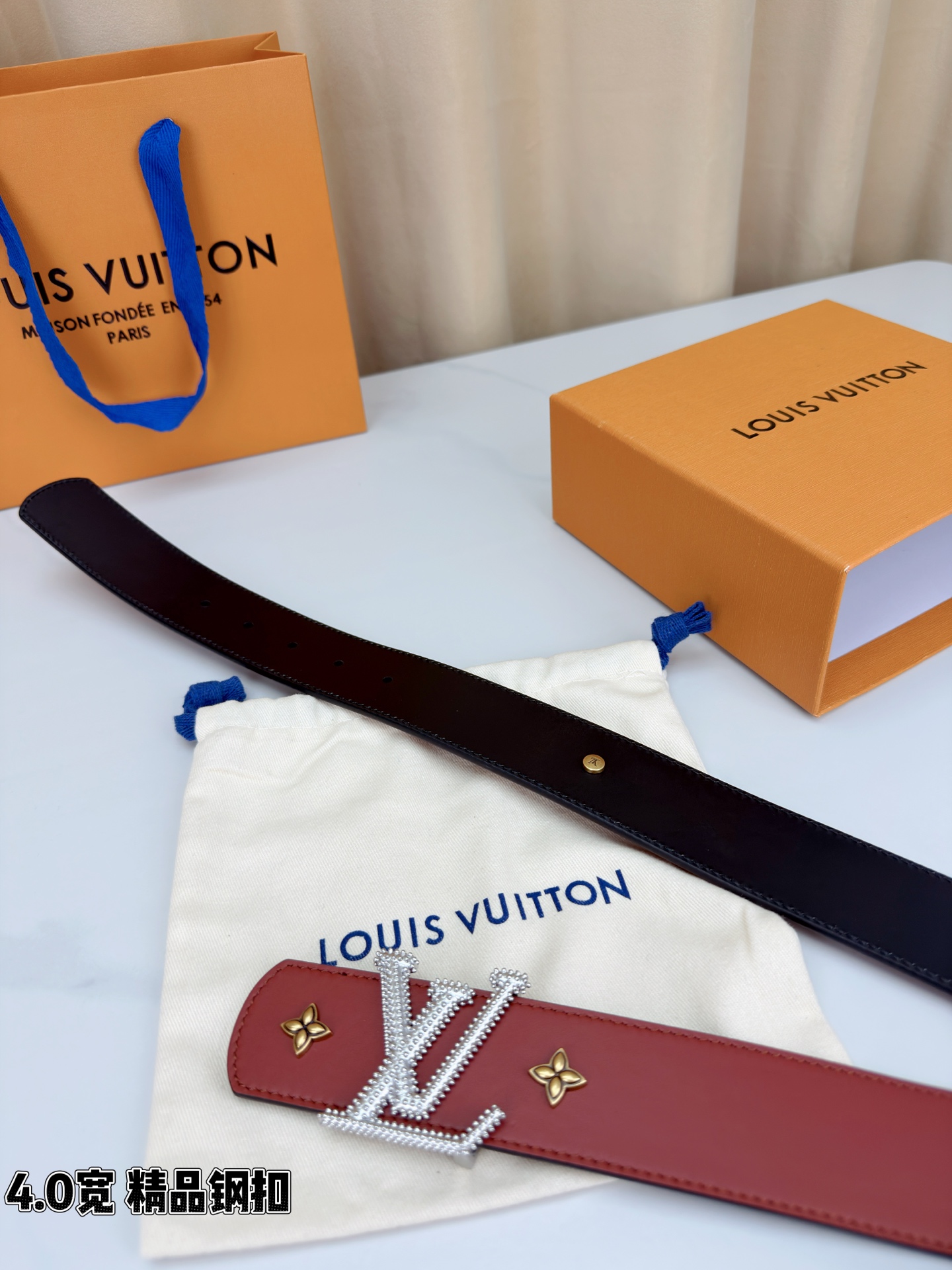 LV Dimension Drift Flower Studs 40 毫米双面腰带，两面皆为皮革，简洁廓