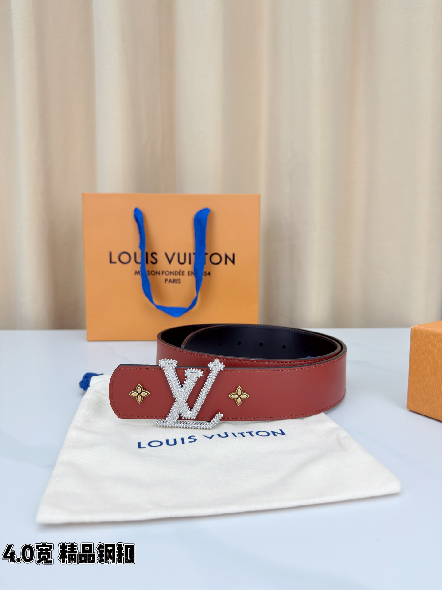 LV Dimension Drift Flower Studs 40 毫米双面腰带，两面皆为皮革，简洁廓