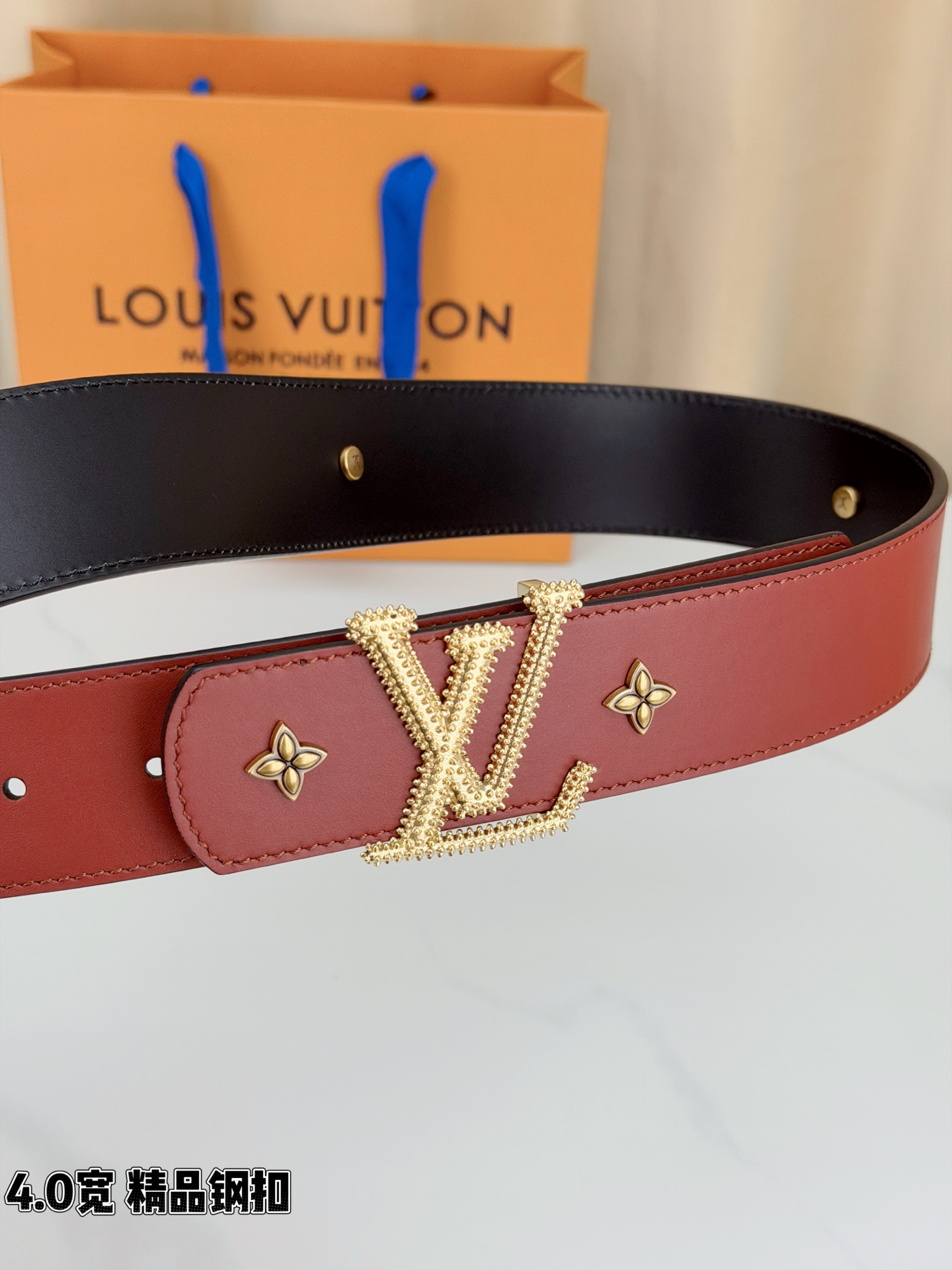 LV Dimension Drift Flower Studs 40 毫米双面腰带，两面皆为皮革，简洁廓