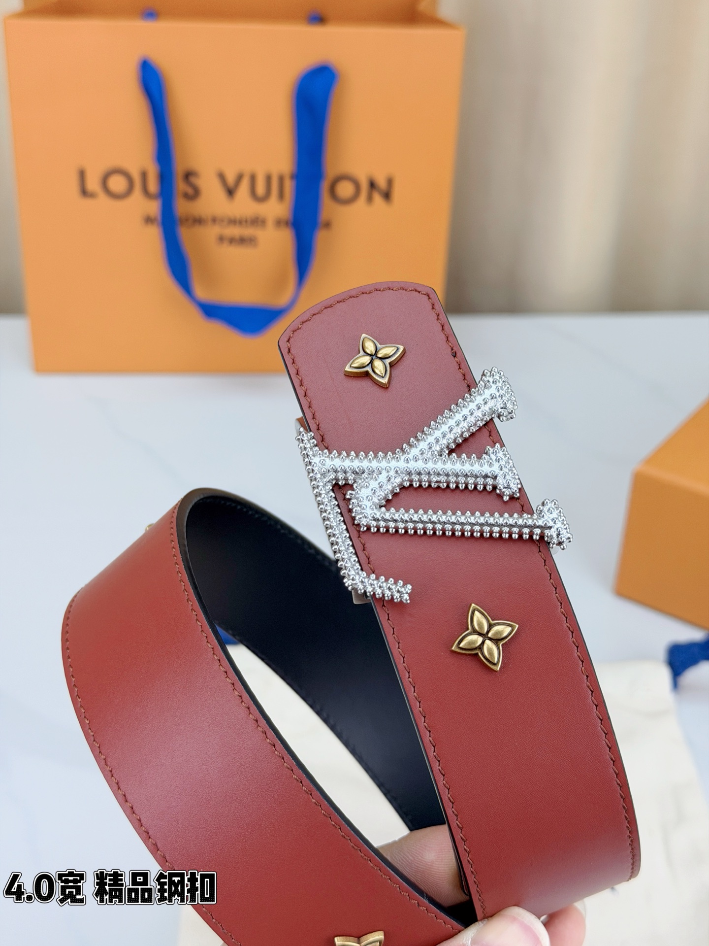 LV Dimension Drift Flower Studs 40 毫米双面腰带，两面皆为皮革，简洁廓