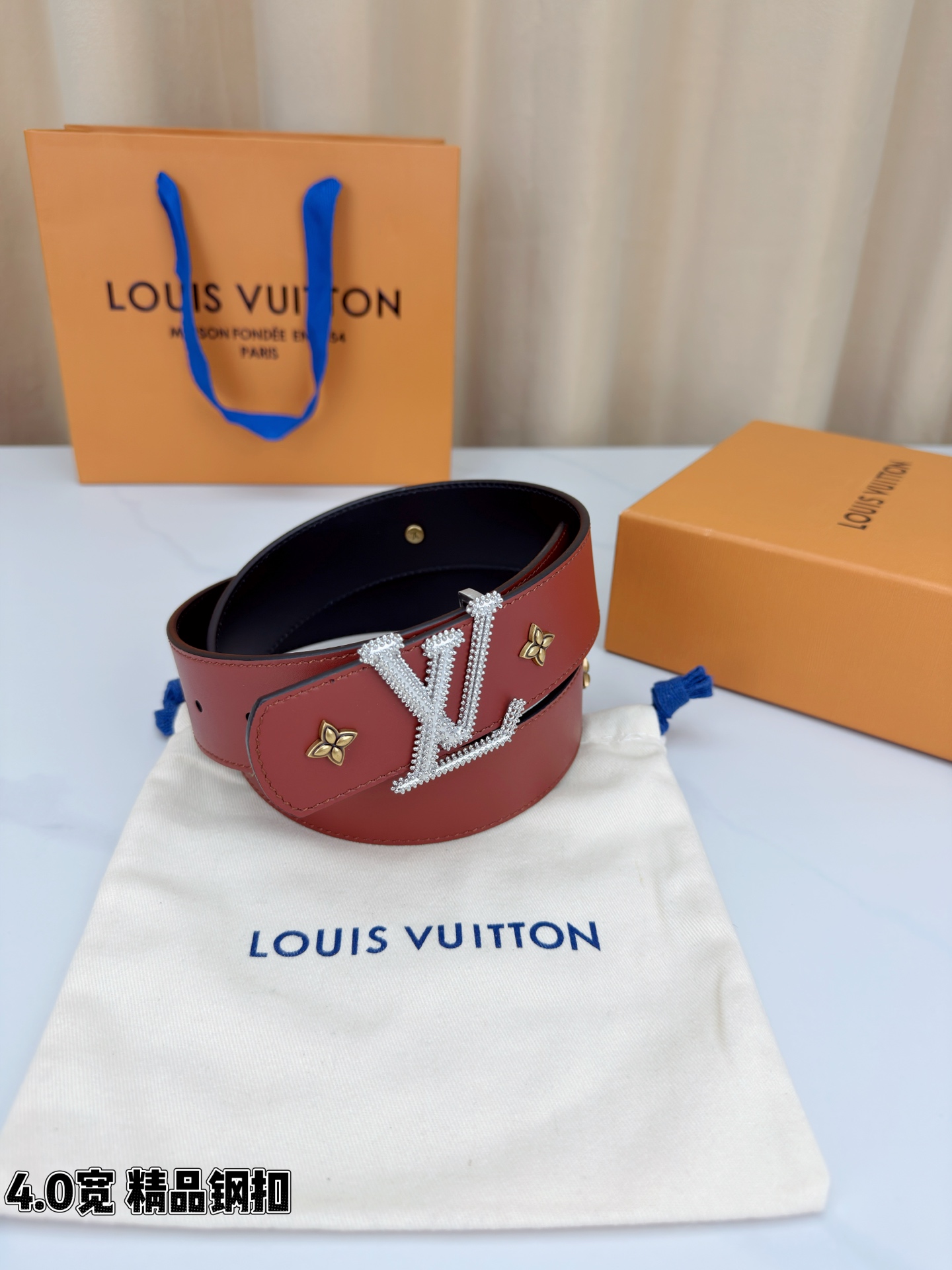 LV Dimension Drift Flower Studs 40 毫米双面腰带，两面皆为皮革，简洁廓