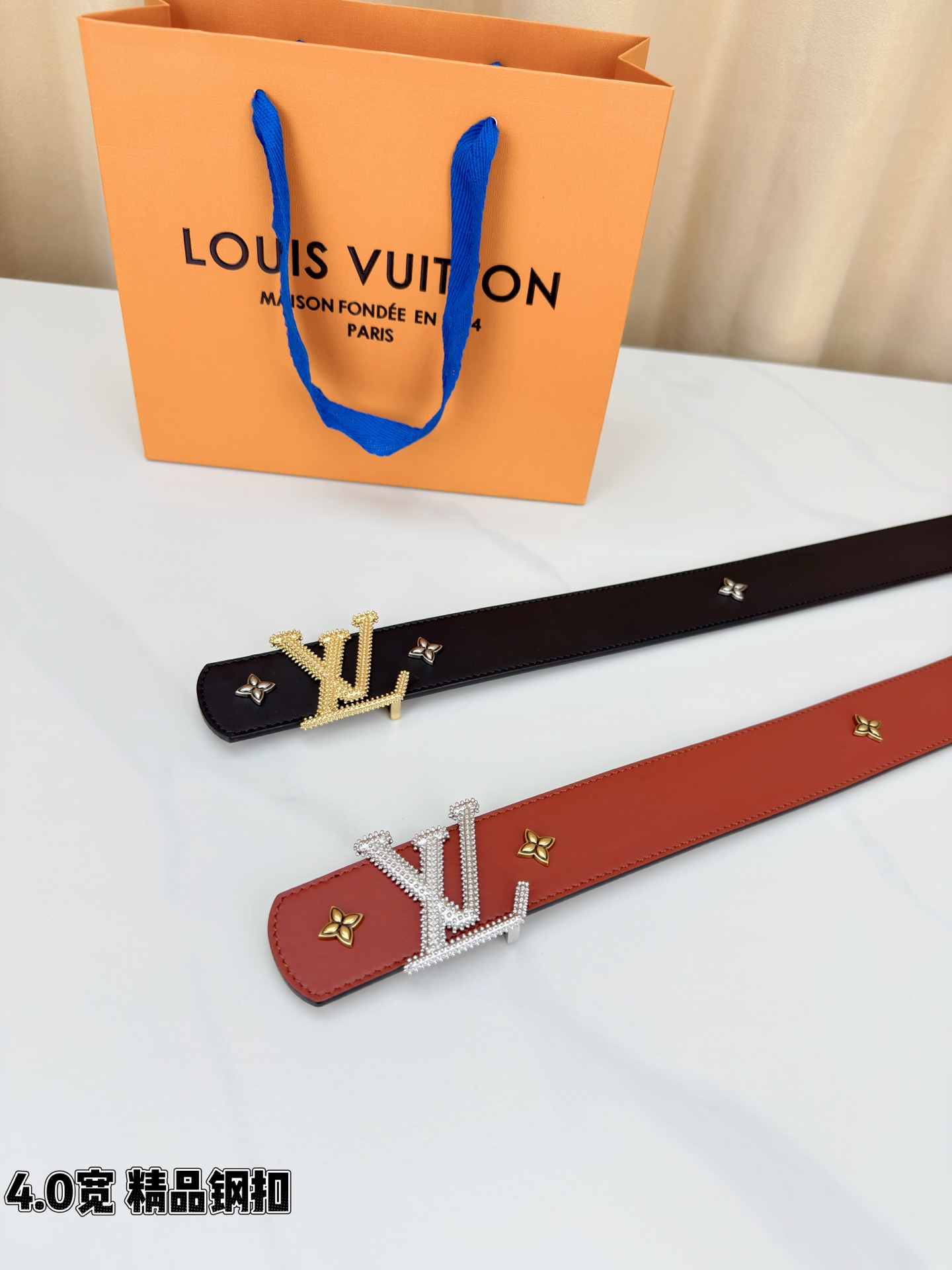 LV Dimension Drift Flower Studs 40 毫米双面腰带，两面皆为皮革，简洁廓