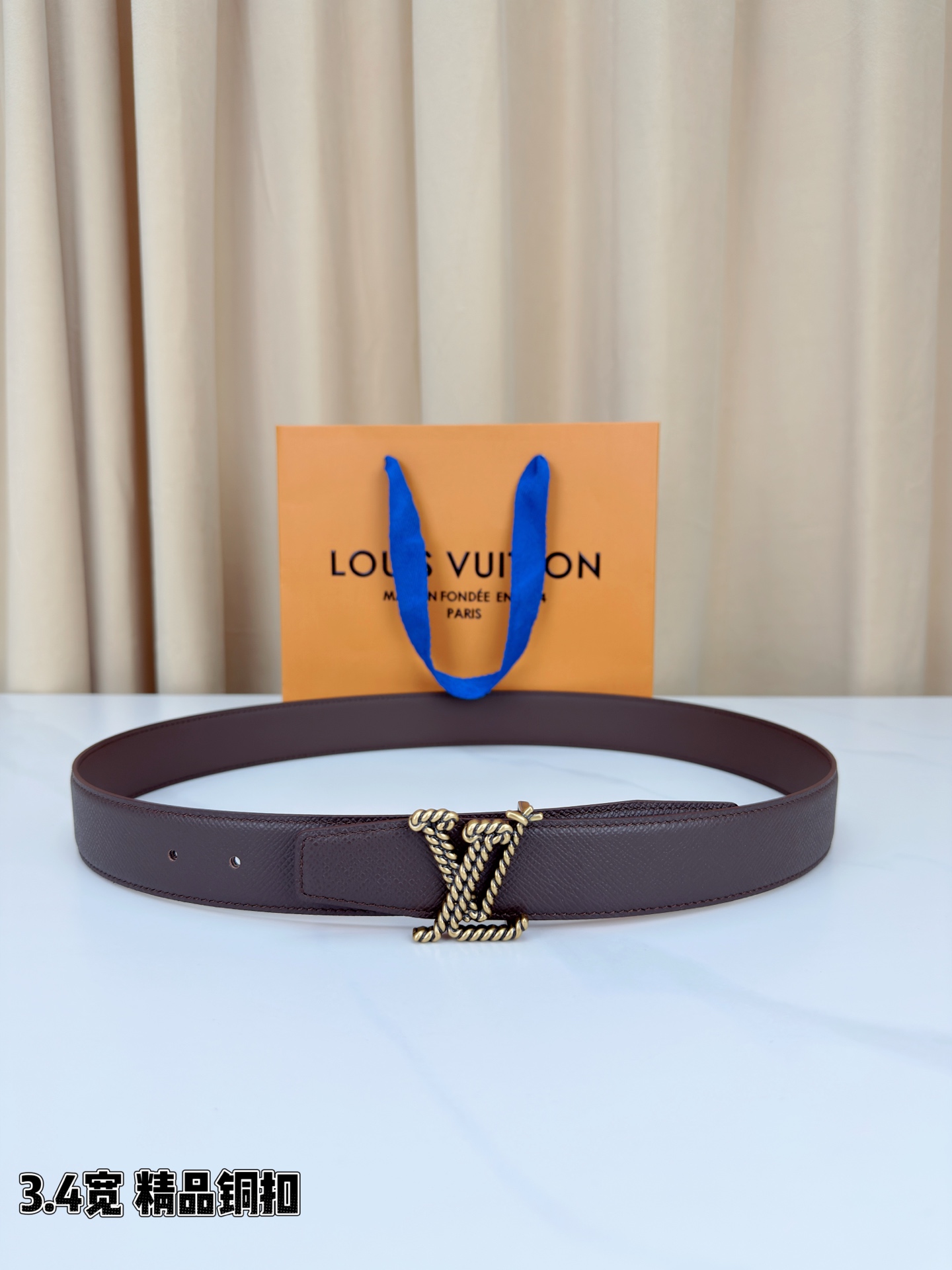 NO:741936,Original order This 3.4-wide LV Heritage double-sided belt is made of fine leather to outline smooth lines, creating a sharp visual contrast with the dazzling metal parts. LV lettering hemp rope buckle, belt, louis vuitton19860909原单 本款 3.4宽 LV Heritage 双面腰带以细腻皮革勾勒流畅线条,与耀目金属件形成鲜明视觉反差.LV 字母麻绳扣,皮带,louis vuitton,Belt