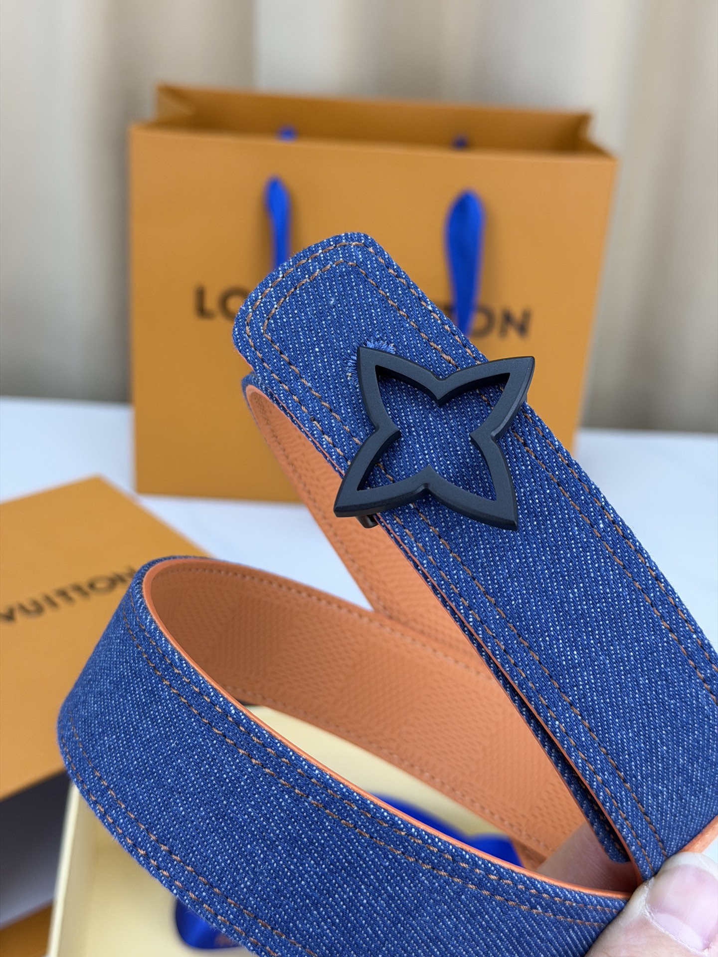 3.4宽 LV Dimension Denim 双面腰带以经典底色推动前卫潮流-Chinese UA Cheap High Quatity Brand Clothes Bags handbags Sneakers wholesale wholesaler seller from China Factory suppliers Fashion Clothing Shoes best Quality Beautiful Price 3.4宽 LV Dimension Denim 双面腰带以经典底色推动前卫潮流