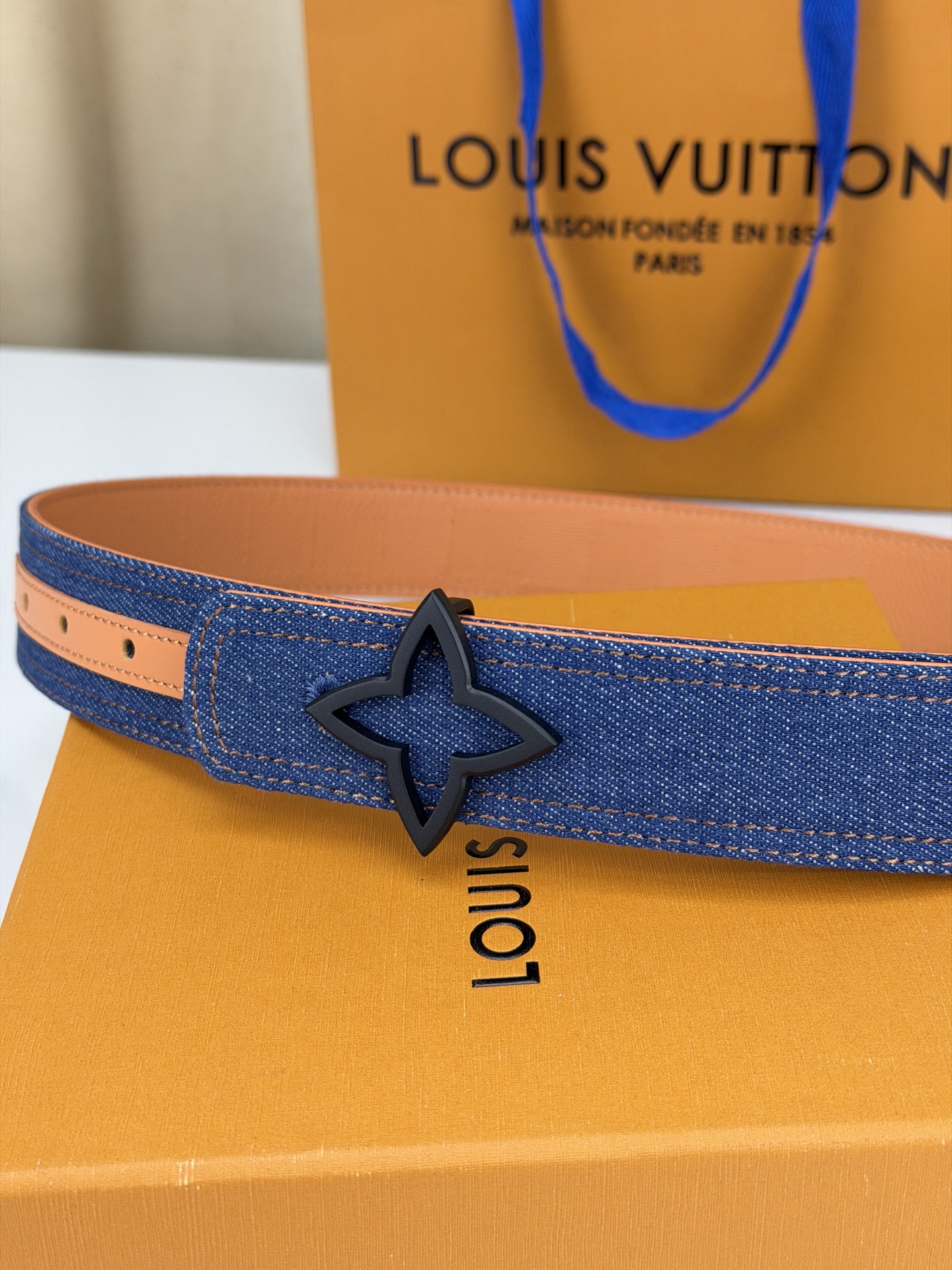 3.4宽 LV Dimension Denim 双面腰带以经典底色推动前卫潮流-Chinese UA Cheap High Quatity Brand Clothes Bags handbags Sneakers wholesale wholesaler seller from China Factory suppliers Fashion Clothing Shoes best Quality Beautiful Price 3.4宽 LV Dimension Denim 双面腰带以经典底色推动前卫潮流