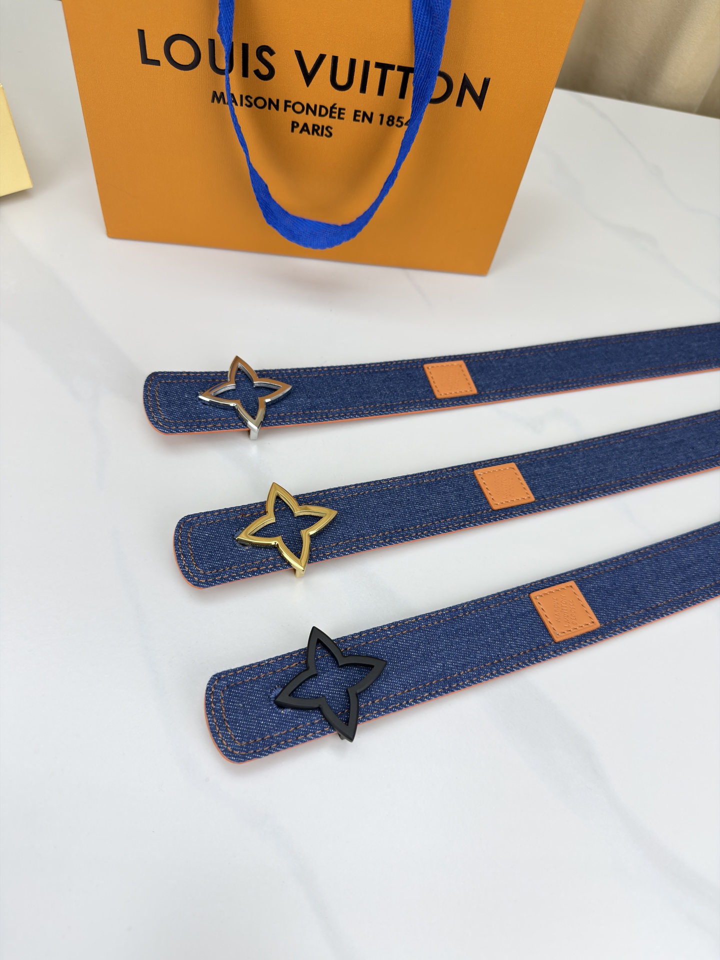 3.4宽 LV Dimension Denim 双面腰带以经典底色推动前卫潮流-Chinese UA Cheap High Quatity Brand Clothes Bags handbags Sneakers wholesale wholesaler seller from China Factory suppliers Fashion Clothing Shoes best Quality Beautiful Price 3.4宽 LV Dimension Denim 双面腰带以经典底色推动前卫潮流