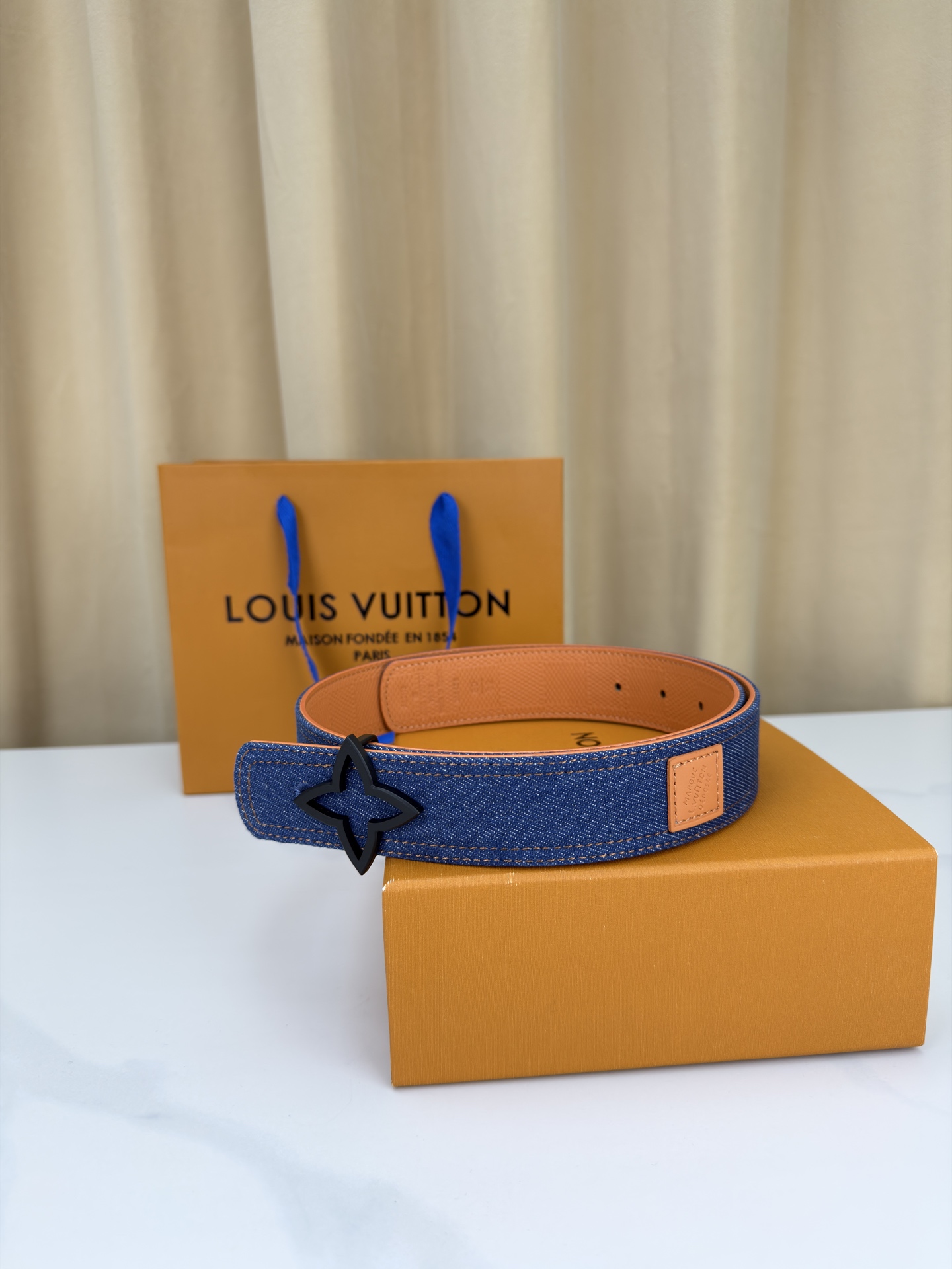 3.4宽 LV Dimension Denim 双面腰带以经典底色推动前卫潮流-Chinese UA Cheap High Quatity Brand Clothes Bags handbags Sneakers wholesale wholesaler seller from China Factory suppliers Fashion Clothing Shoes best Quality Beautiful Price 3.4宽 LV Dimension Denim 双面腰带以经典底色推动前卫潮流