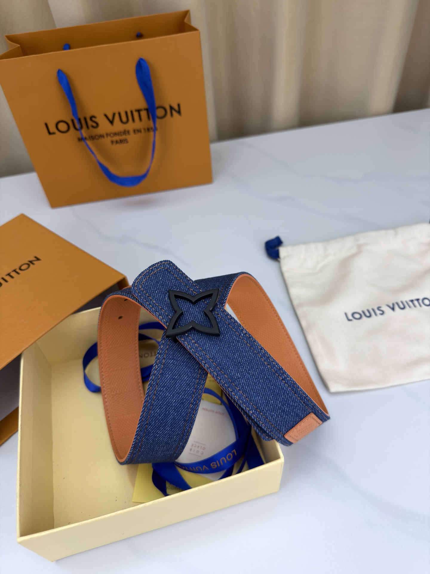 3.4宽 LV Dimension Denim 双面腰带以经典底色推动前卫潮流-Chinese UA Cheap High Quatity Brand Clothes Bags handbags Sneakers wholesale wholesaler seller from China Factory suppliers Fashion Clothing Shoes best Quality Beautiful Price 3.4宽 LV Dimension Denim 双面腰带以经典底色推动前卫潮流
