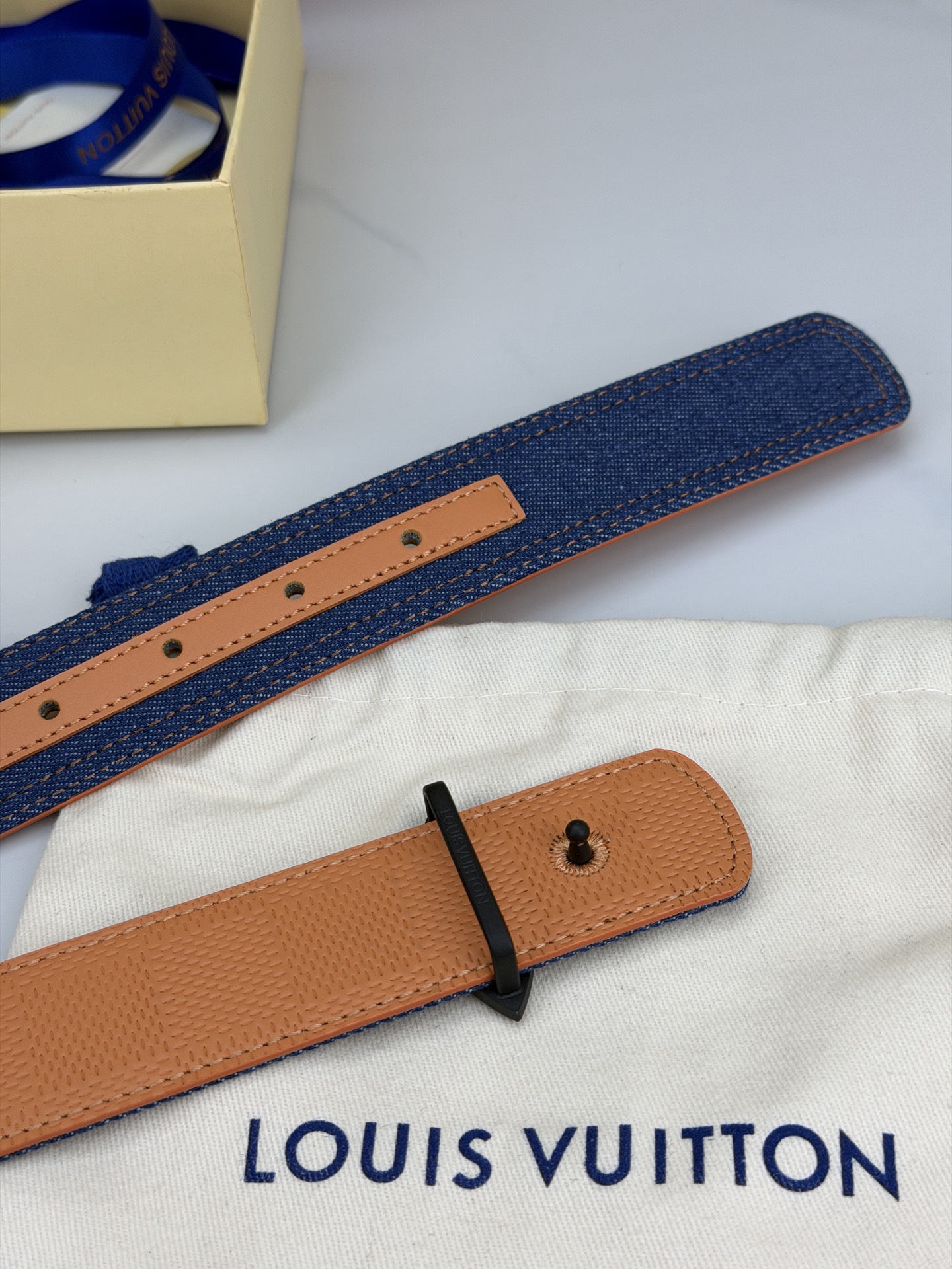 3.4宽 LV Dimension Denim 双面腰带以经典底色推动前卫潮流-Chinese UA Cheap High Quatity Brand Clothes Bags handbags Sneakers wholesale wholesaler seller from China Factory suppliers Fashion Clothing Shoes best Quality Beautiful Price 3.4宽 LV Dimension Denim 双面腰带以经典底色推动前卫潮流