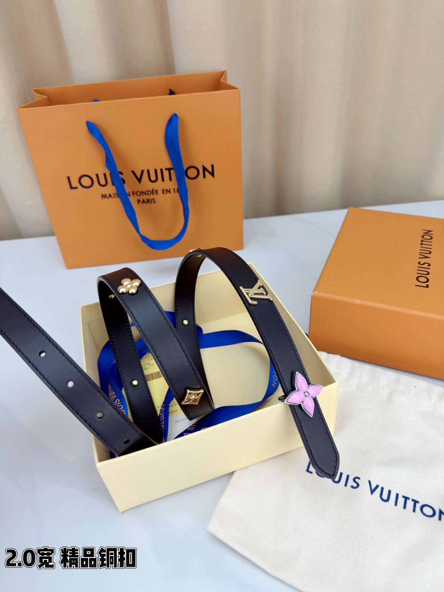 2.0宽精品铜扣 LV细皮带 亮面皮革光泽细腻 金色铆钉闪耀夺目 四叶花饰件灵动精致
